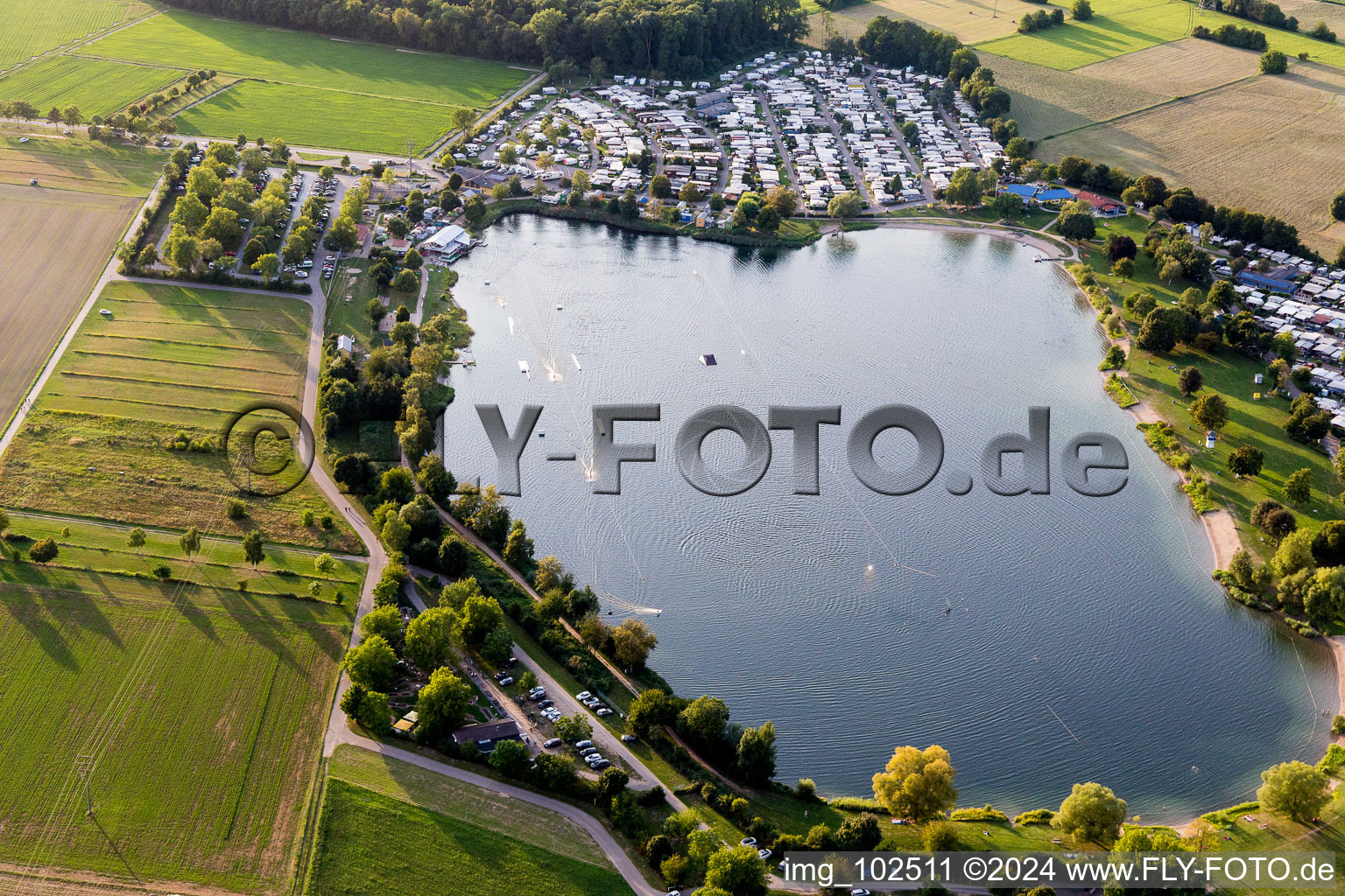 Vue aérienne de Centre de loisirs St Leoner Wasser-Ski-Seilbahn GmbH au bord du lac en Sankt Leon-rouge à le quartier Sankt Leon in St. Leon-Rot dans le département Bade-Wurtemberg, Allemagne