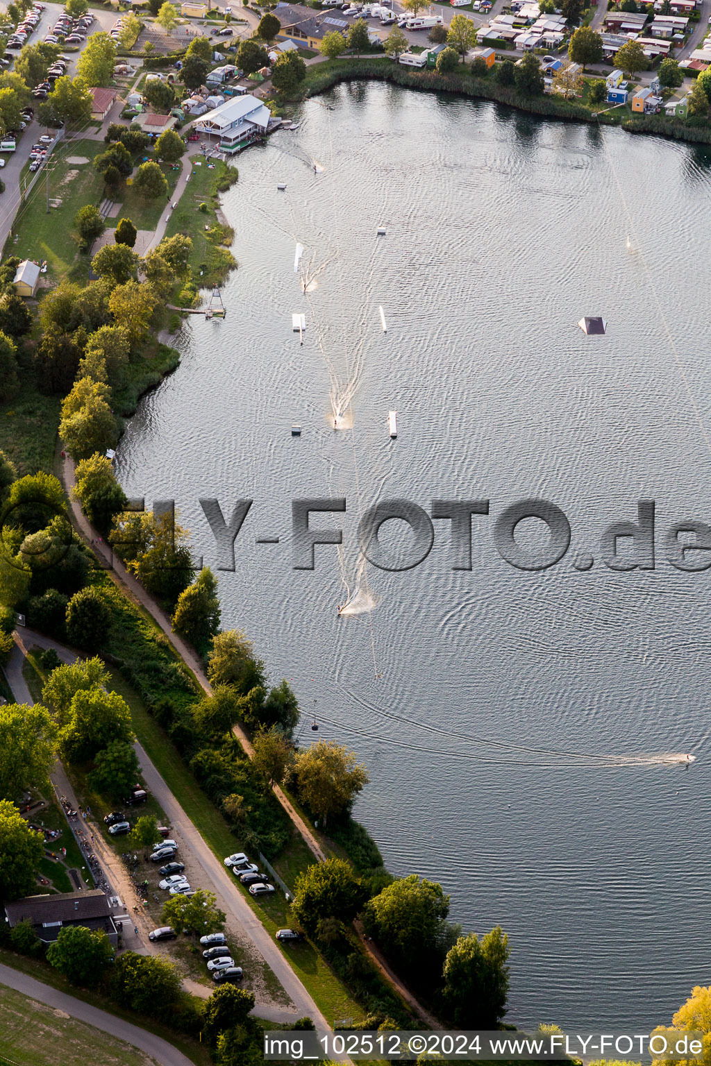 Vue aérienne de St. Leoner See, installation de ski nautique à le quartier Sankt Leon in St. Leon-Rot dans le département Bade-Wurtemberg, Allemagne