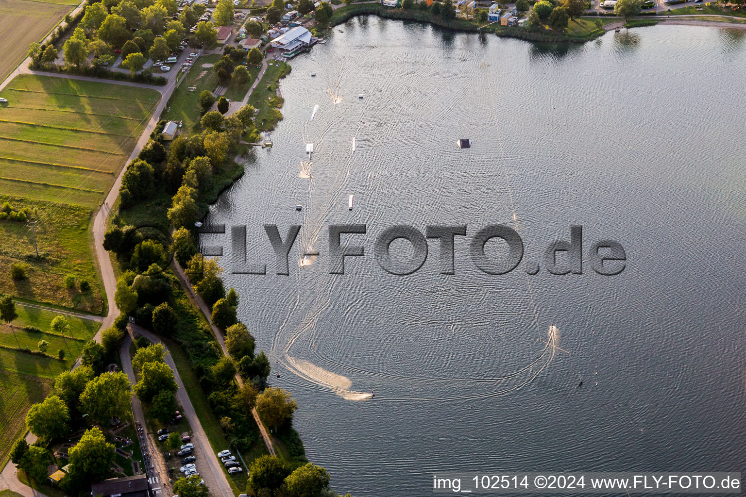 Photographie aérienne de Centre de loisirs St Leoner Wasser-Ski-Seilbahn GmbH au bord du lac en Sankt Leon-rouge à le quartier Sankt Leon in St. Leon-Rot dans le département Bade-Wurtemberg, Allemagne