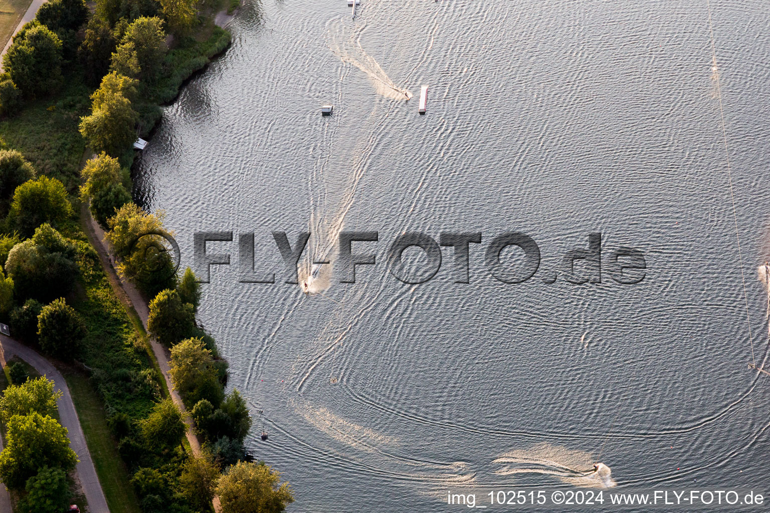 Vue oblique de St. Leoner See, installation de ski nautique à le quartier Sankt Leon in St. Leon-Rot dans le département Bade-Wurtemberg, Allemagne