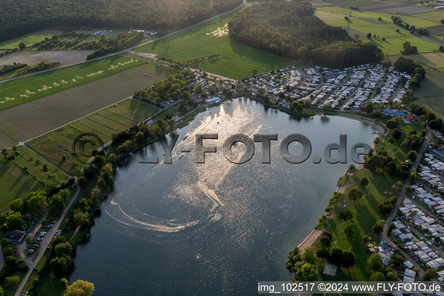 St. Leoner See, installation de ski nautique à le quartier Sankt Leon in St. Leon-Rot dans le département Bade-Wurtemberg, Allemagne hors des airs