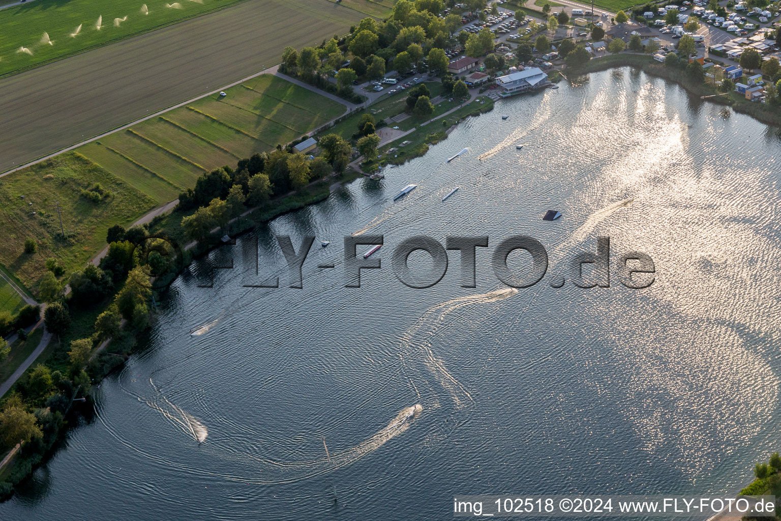 Vue oblique de Centre de loisirs St Leoner Wasser-Ski-Seilbahn GmbH au bord du lac en Sankt Leon-rouge à le quartier Sankt Leon in St. Leon-Rot dans le département Bade-Wurtemberg, Allemagne