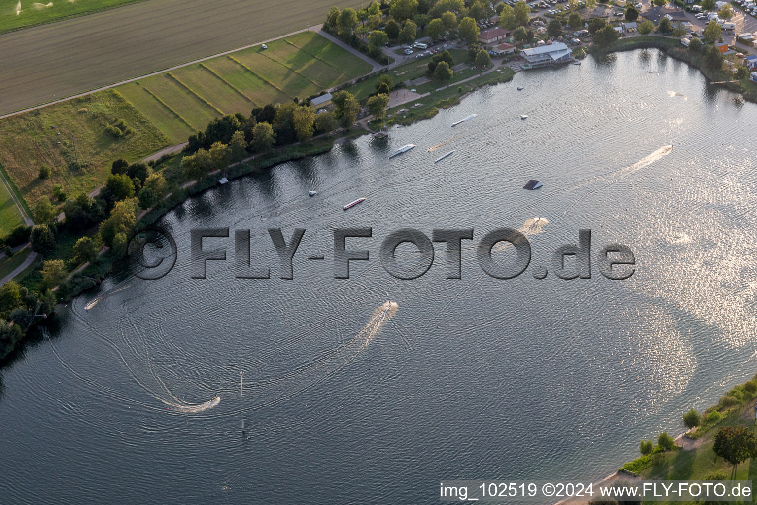 St. Leoner See, installation de ski nautique à le quartier Sankt Leon in St. Leon-Rot dans le département Bade-Wurtemberg, Allemagne vue d'en haut