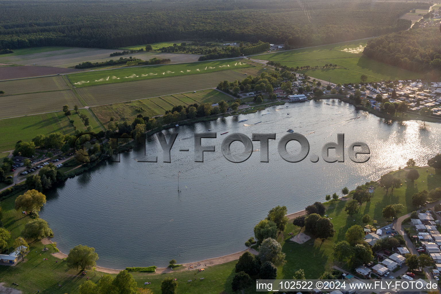 Vue d'oiseau de St. Leoner See, installation de ski nautique à le quartier Sankt Leon in St. Leon-Rot dans le département Bade-Wurtemberg, Allemagne