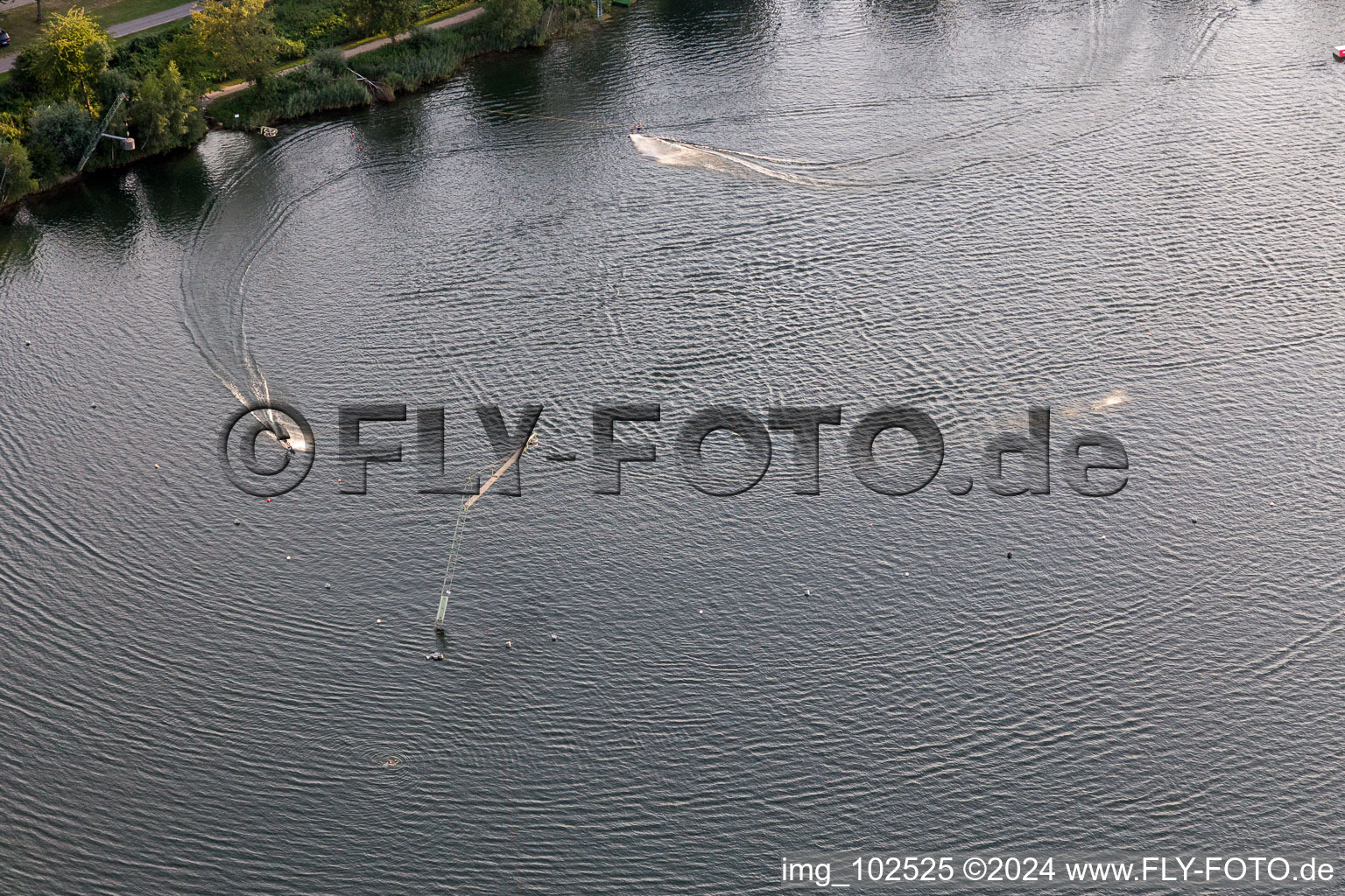 Enregistrement par drone de St. Leoner See, installation de ski nautique à le quartier Sankt Leon in St. Leon-Rot dans le département Bade-Wurtemberg, Allemagne