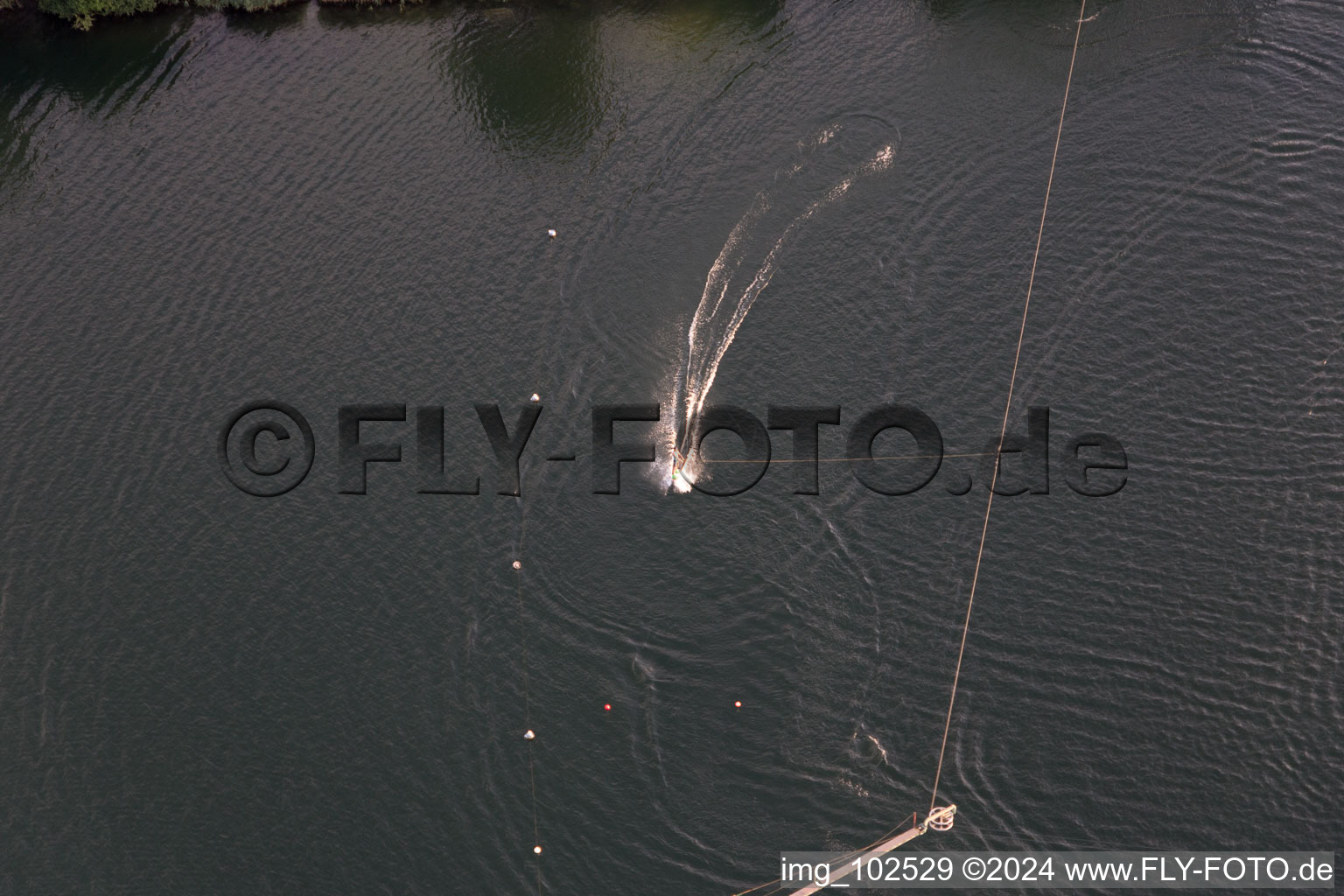 St. Leoner See, installation de ski nautique à le quartier Sankt Leon in St. Leon-Rot dans le département Bade-Wurtemberg, Allemagne du point de vue du drone