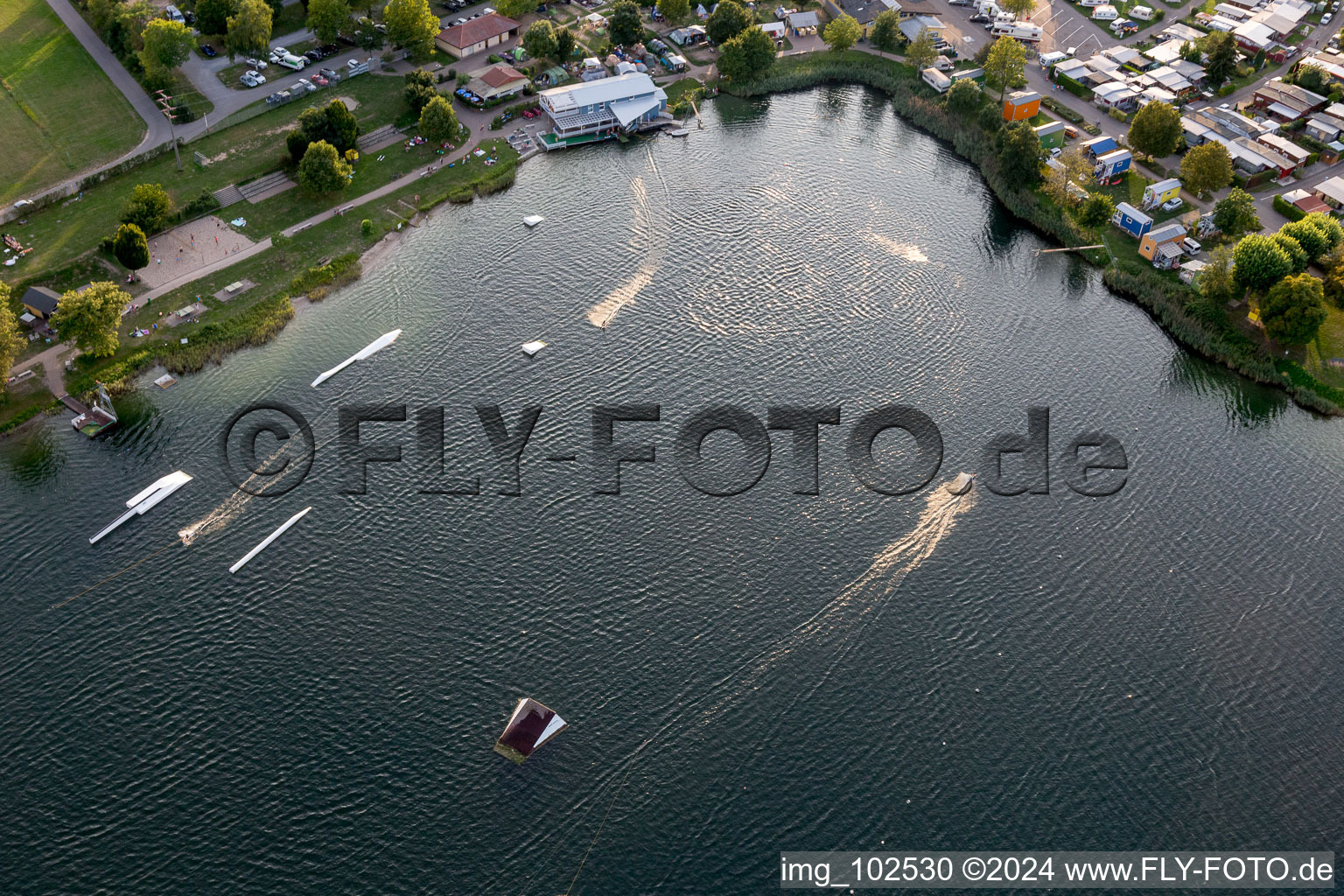 St. Leoner See, installation de ski nautique à le quartier Sankt Leon in St. Leon-Rot dans le département Bade-Wurtemberg, Allemagne d'un drone