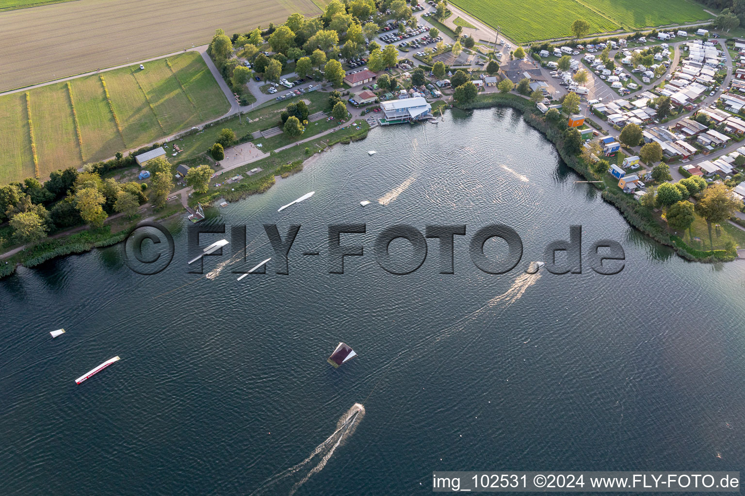 St. Leoner See, installation de ski nautique à le quartier Sankt Leon in St. Leon-Rot dans le département Bade-Wurtemberg, Allemagne vu d'un drone