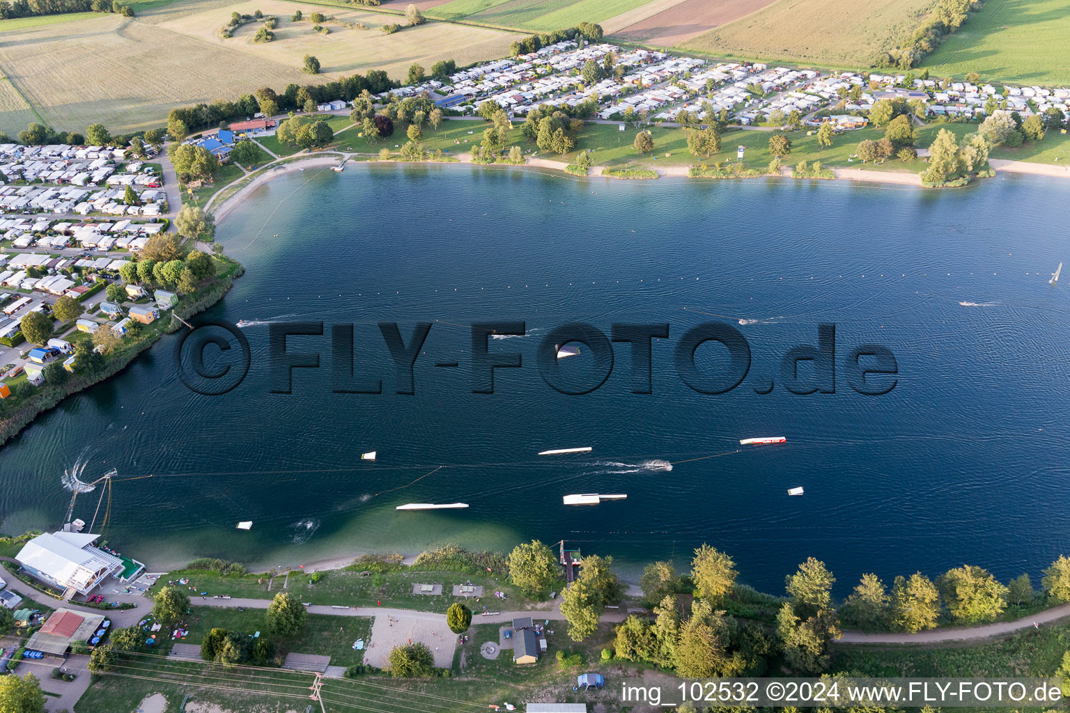 Vue aérienne de St. Leoner See, installation de ski nautique à le quartier Sankt Leon in St. Leon-Rot dans le département Bade-Wurtemberg, Allemagne