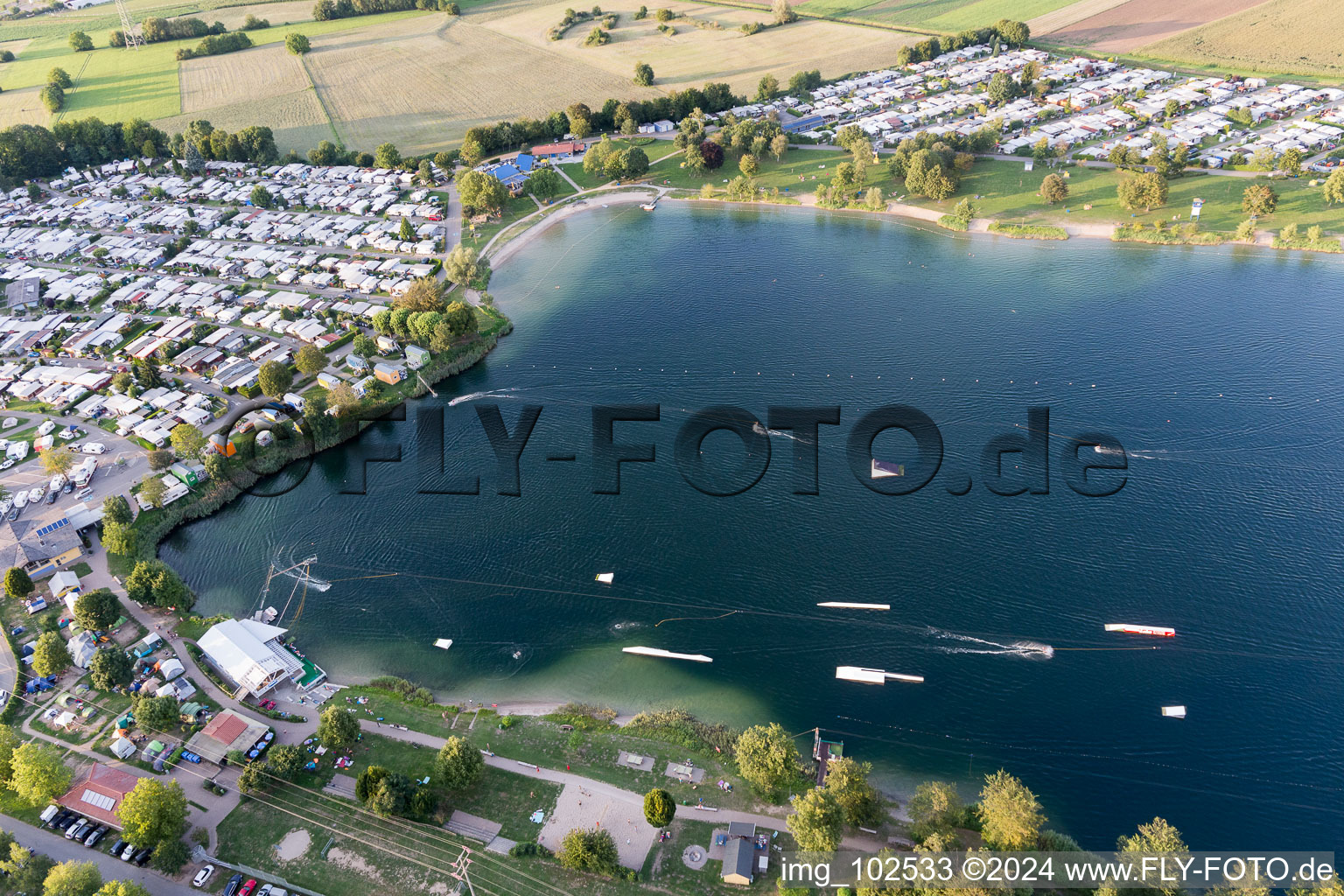 Photographie aérienne de St. Leoner See, installation de ski nautique à le quartier Sankt Leon in St. Leon-Rot dans le département Bade-Wurtemberg, Allemagne