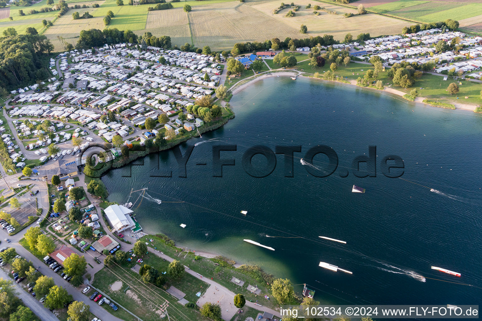 Vue oblique de St. Leoner See, installation de ski nautique à le quartier Sankt Leon in St. Leon-Rot dans le département Bade-Wurtemberg, Allemagne