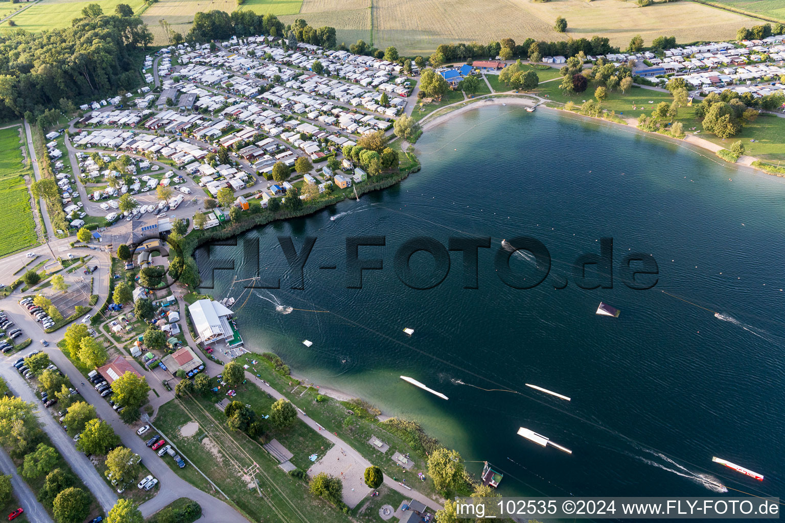 St. Leoner See, installation de ski nautique à le quartier Sankt Leon in St. Leon-Rot dans le département Bade-Wurtemberg, Allemagne d'en haut