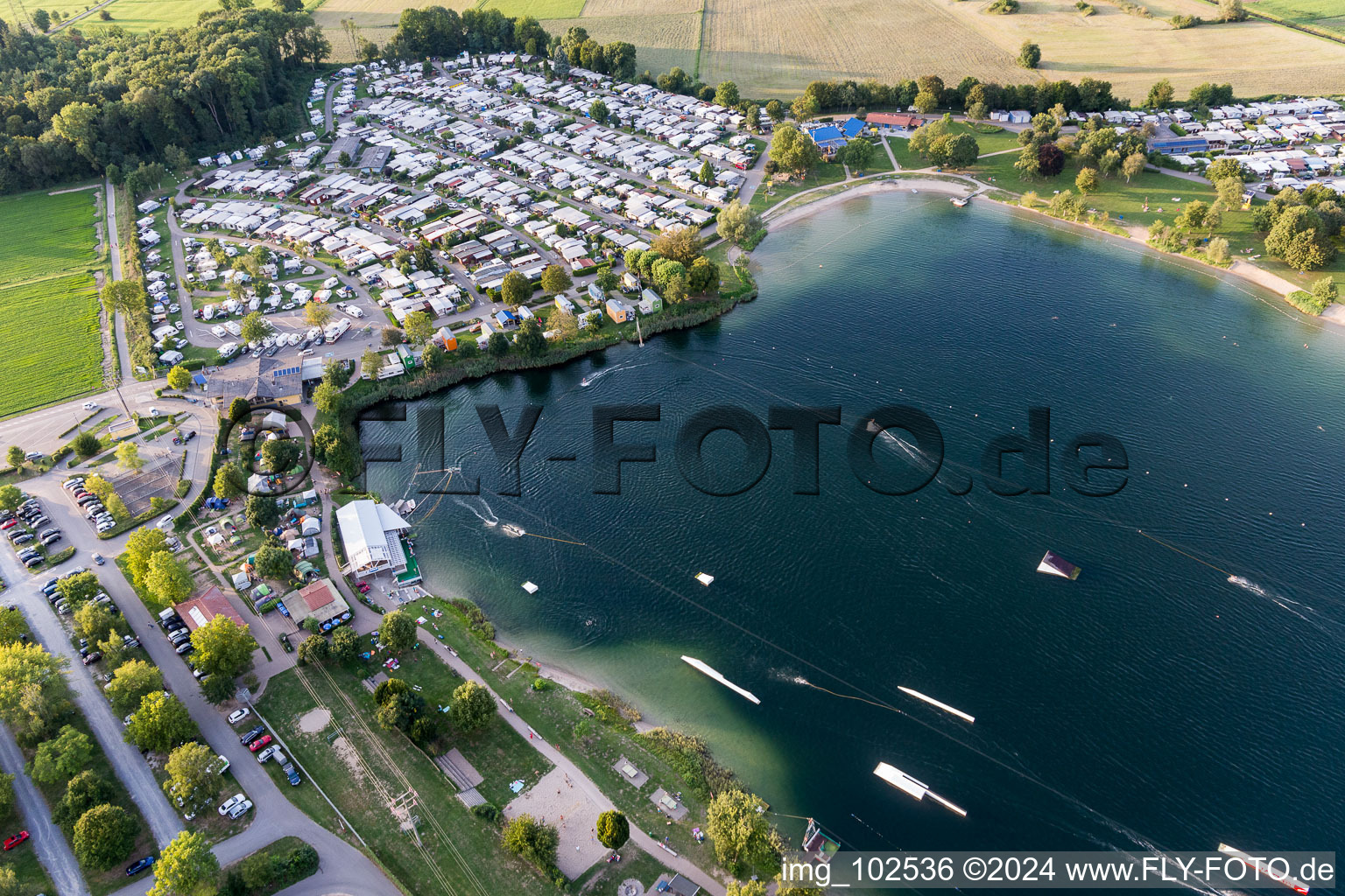 Centre de loisirs St Leoner Wasser-Ski-Seilbahn GmbH au bord du lac en Sankt Leon-rouge à le quartier Sankt Leon in St. Leon-Rot dans le département Bade-Wurtemberg, Allemagne vue d'en haut