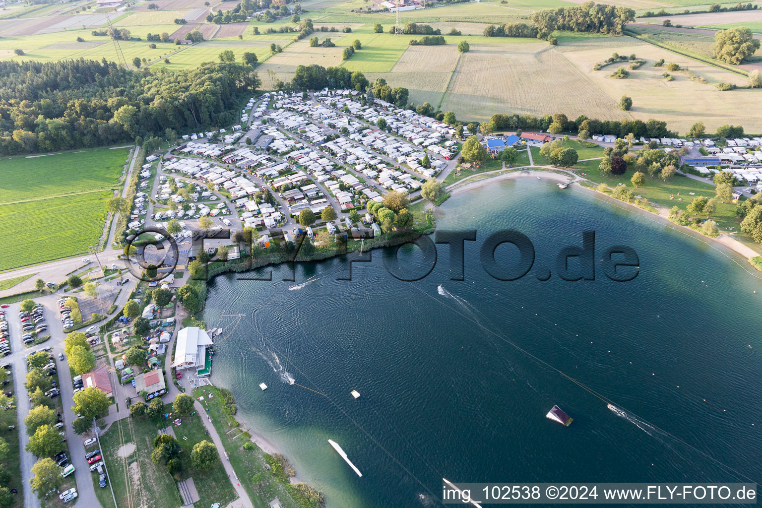 St. Leoner See, installation de ski nautique à le quartier Sankt Leon in St. Leon-Rot dans le département Bade-Wurtemberg, Allemagne vue d'en haut