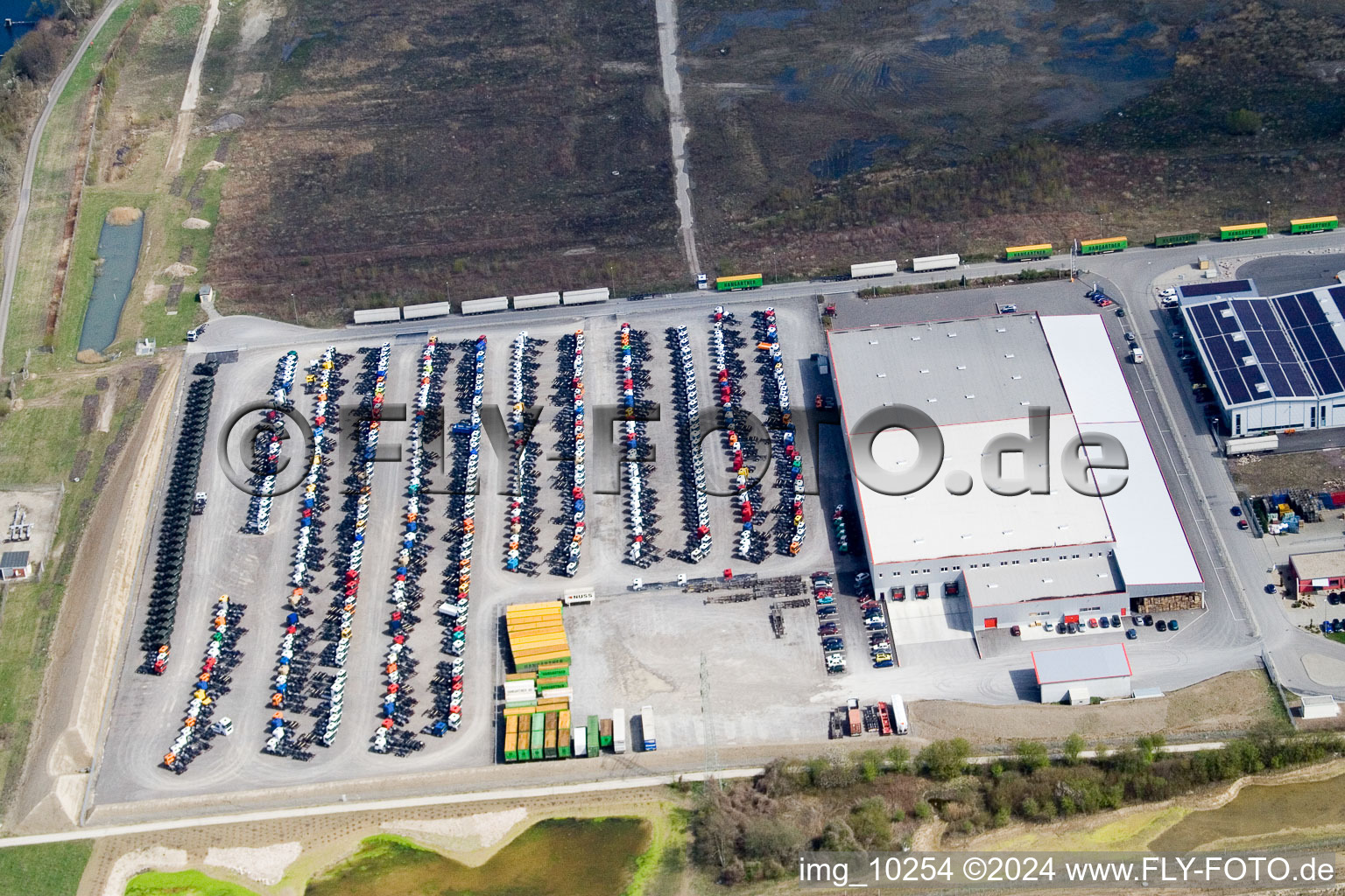 Vue aérienne de Zone industrielle d'Oberwald, compagnie maritime Nuss à Wörth am Rhein dans le département Rhénanie-Palatinat, Allemagne