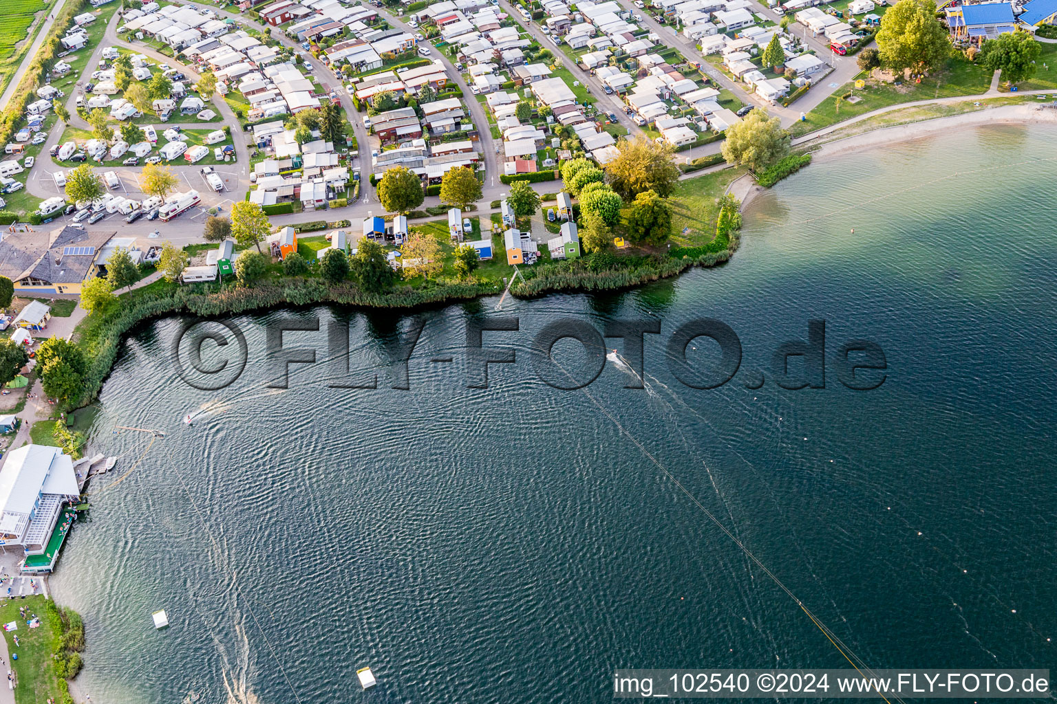 Centre de loisirs St Leoner Wasser-Ski-Seilbahn GmbH au bord du lac en Sankt Leon-Red à le quartier Sankt Leon in St. Leon-Rot dans le département Bade-Wurtemberg, Allemagne depuis l'avion