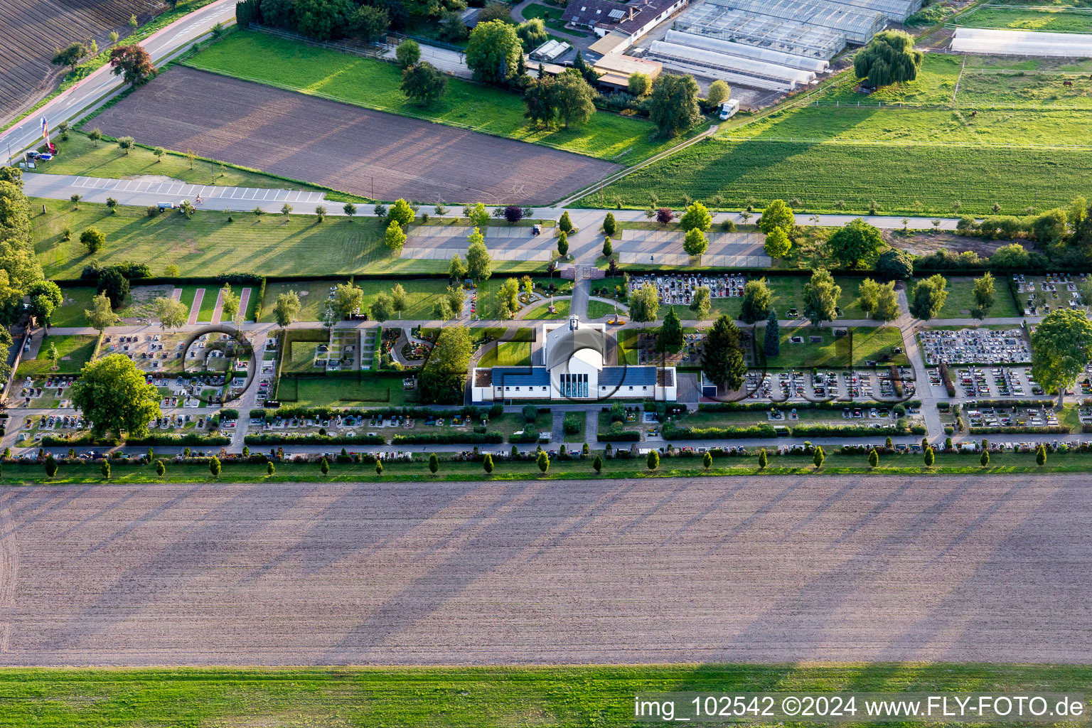 Vue aérienne de Crématorium et salle funéraire pour inhumation sur le terrain du cimetière à Reilingen dans le département Bade-Wurtemberg, Allemagne