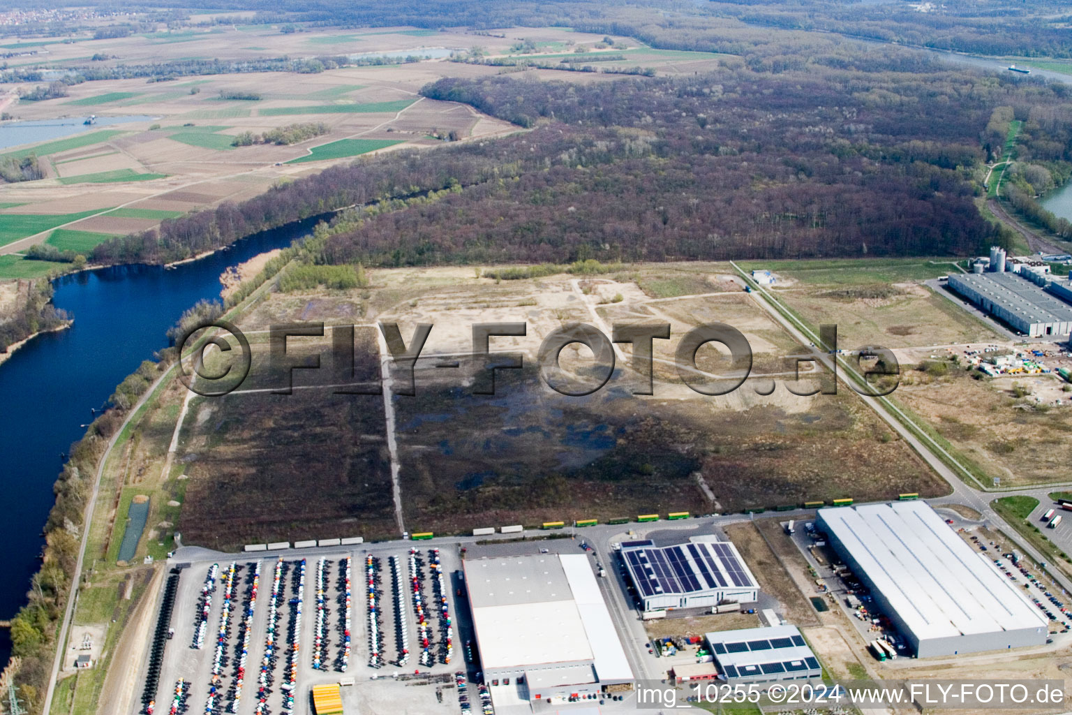 Photographie aérienne de Zone industrielle d'Oberwald, compagnie maritime Nuss à Wörth am Rhein dans le département Rhénanie-Palatinat, Allemagne