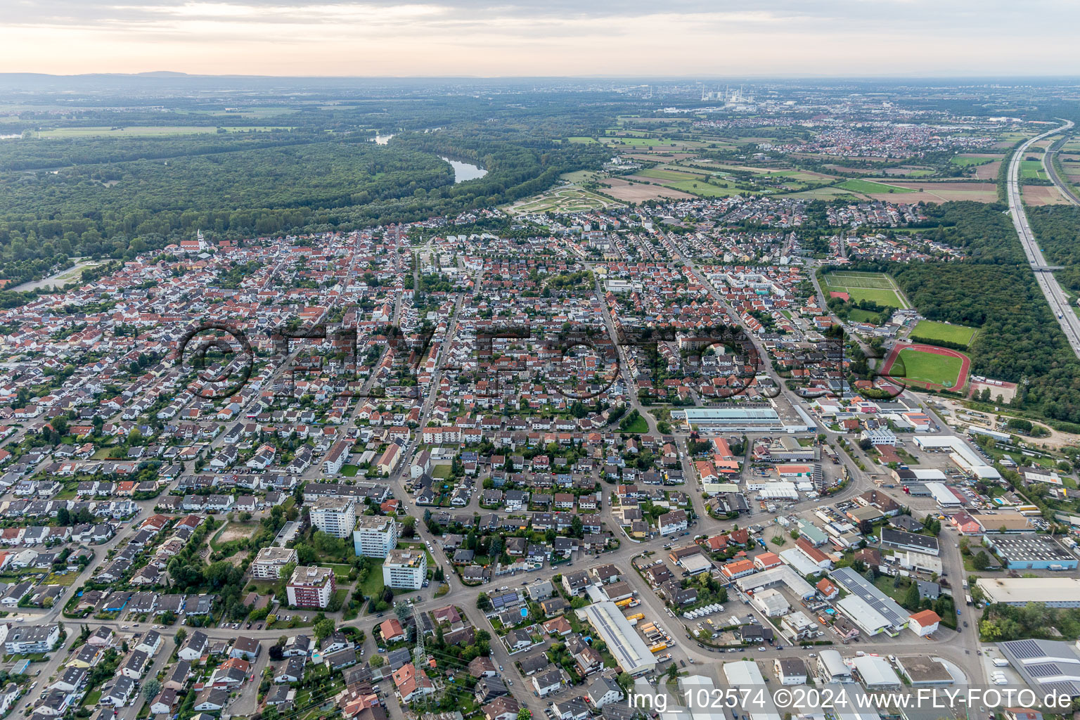 Ketsch dans le département Bade-Wurtemberg, Allemagne hors des airs