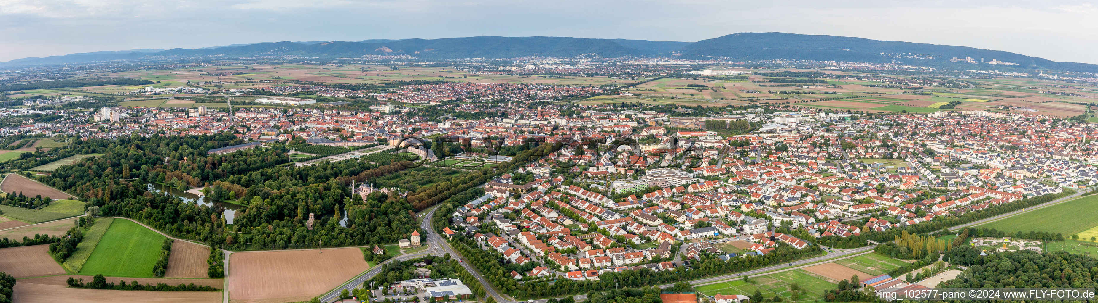 Vue aérienne de Perspective panoramique de la vue locale des rues et maisons des quartiers résidentiels à Schwetzingen dans le département Bade-Wurtemberg, Allemagne