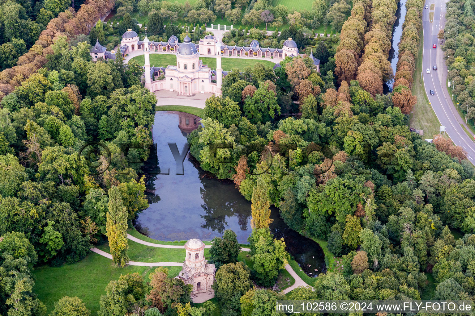 Vue aérienne de Mosquée ou temple maure et harem dans le jardin du château avec étang à Schwetzingen dans le département Bade-Wurtemberg, Allemagne