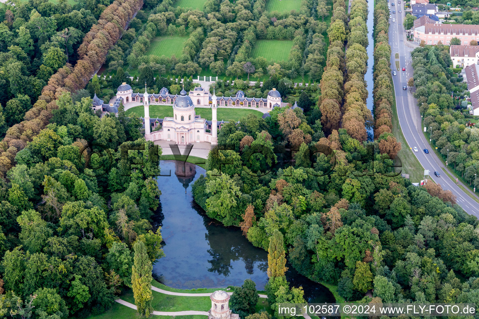 Schwetzingen dans le département Bade-Wurtemberg, Allemagne depuis l'avion