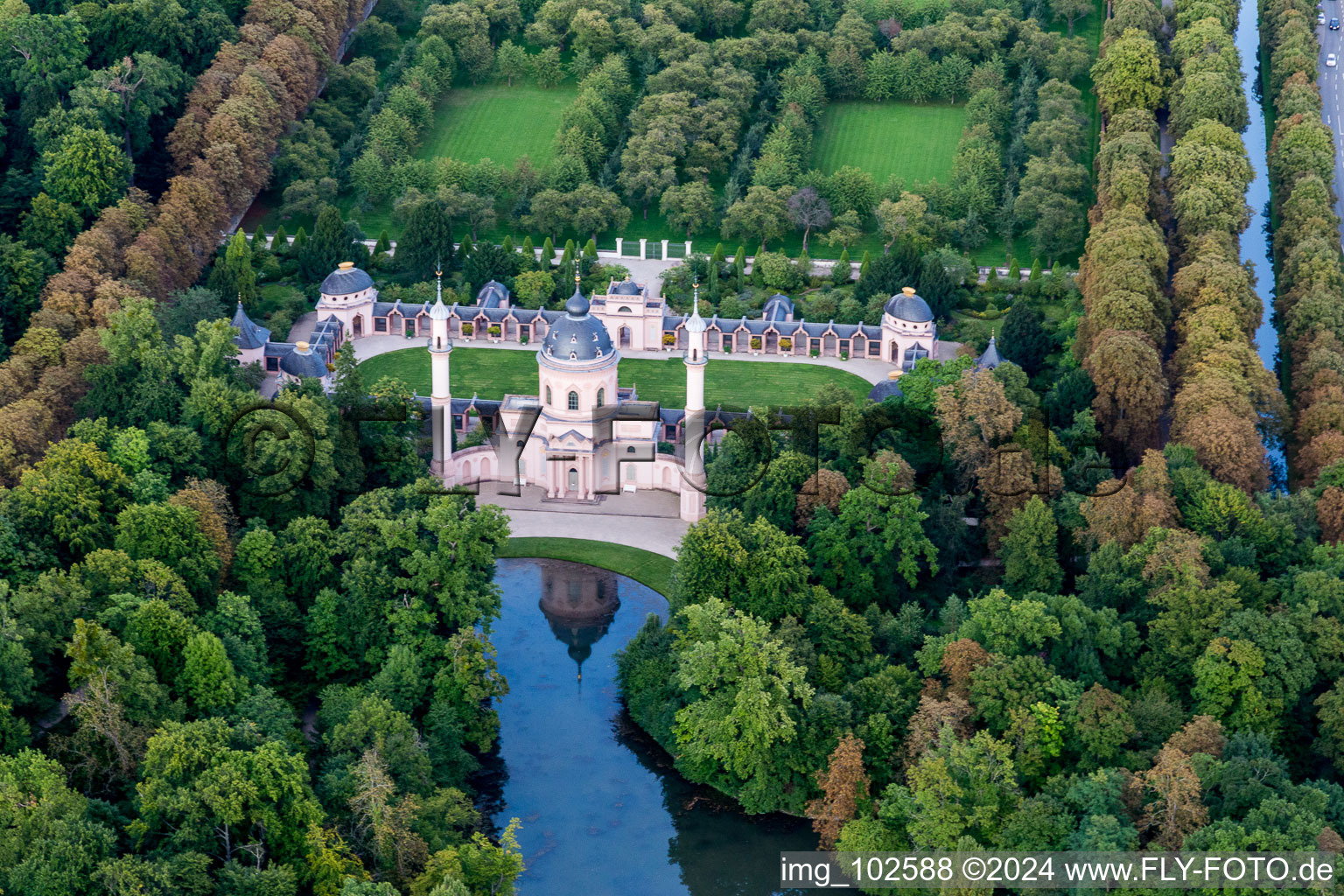 Vue aérienne de Mosquée ou temple maure et harem dans le jardin du château avec étang à Schwetzingen dans le département Bade-Wurtemberg, Allemagne