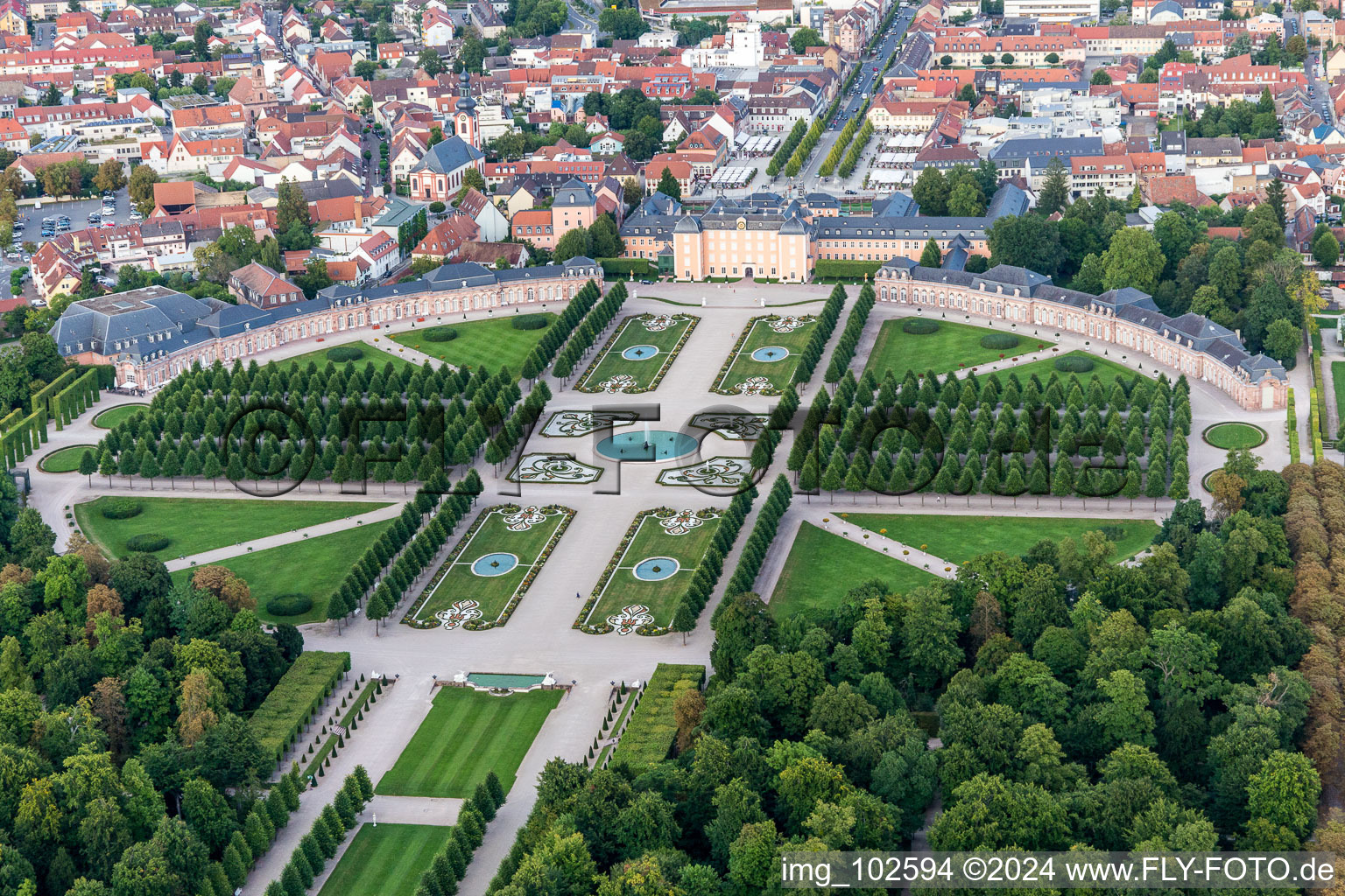 Schwetzingen dans le département Bade-Wurtemberg, Allemagne du point de vue du drone