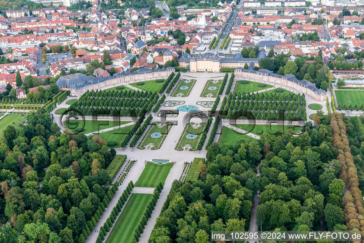 Schwetzingen dans le département Bade-Wurtemberg, Allemagne d'un drone