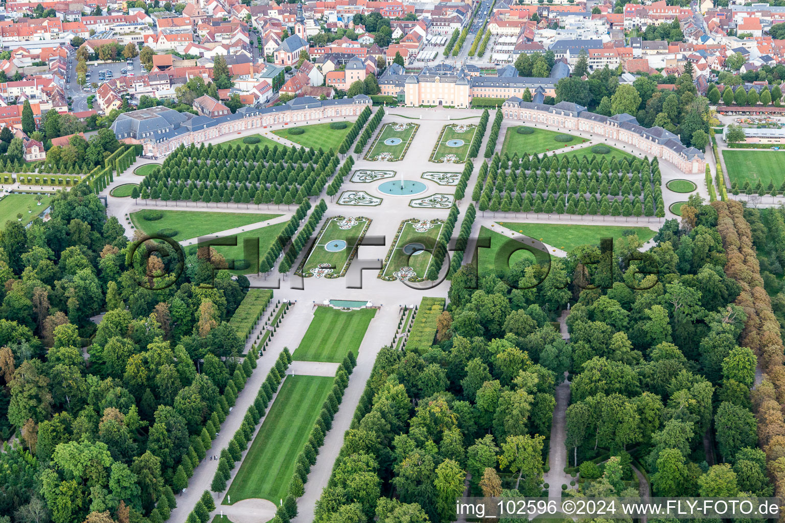 Schwetzingen dans le département Bade-Wurtemberg, Allemagne vu d'un drone