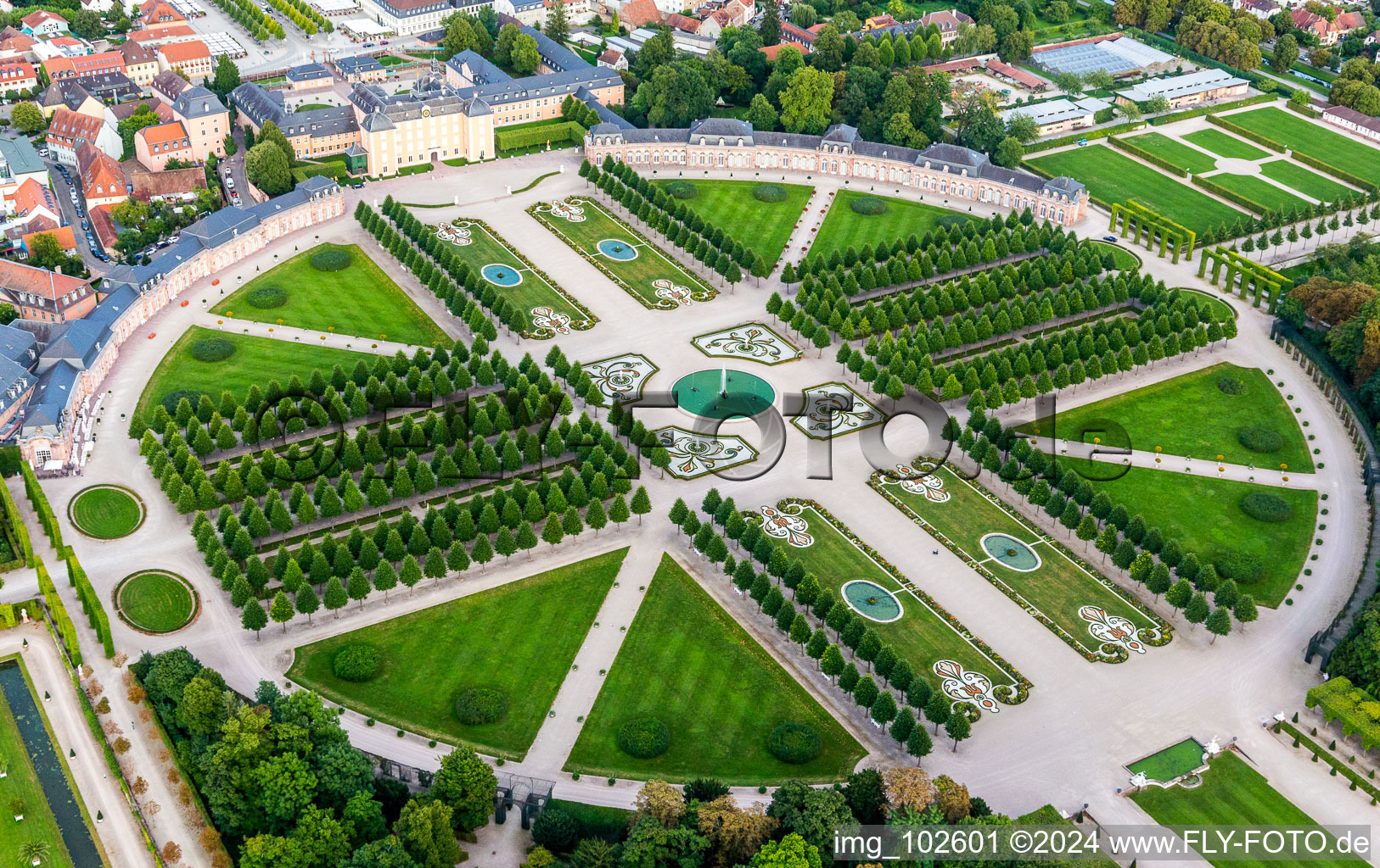 Vue aérienne de Parc du château du Schloß Schwetzingen Mittelbau et fontaine d'Arion à Schwetzingen dans le département Bade-Wurtemberg, Allemagne