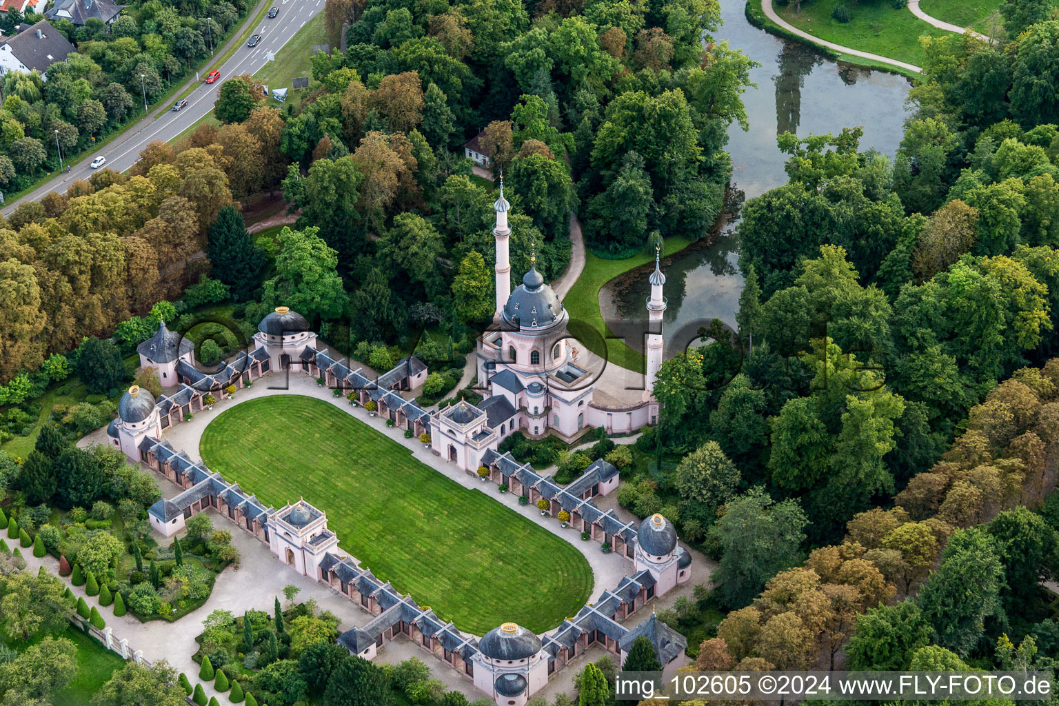 Vue aérienne de Mosquée dans le jardin du château de Schwetzingen à Schwetzingen dans le département Bade-Wurtemberg, Allemagne