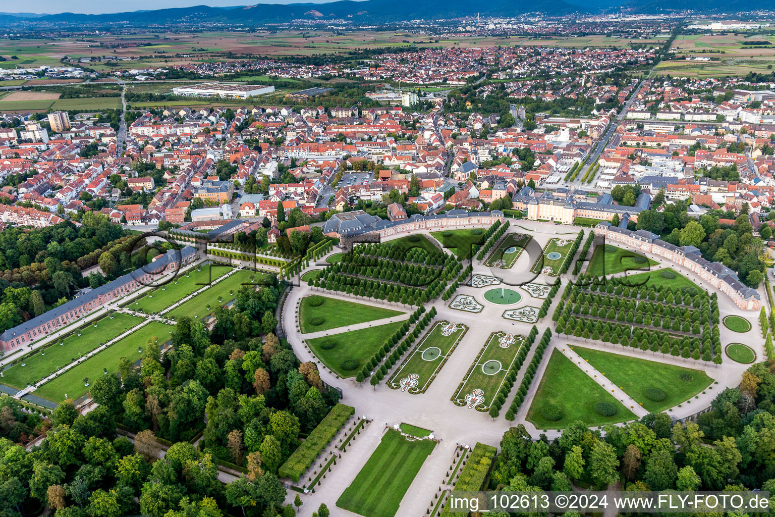 Vue aérienne de Parc du château du Schloß Schwetzingen Mittelbau et fontaine d'Arion à Schwetzingen dans le département Bade-Wurtemberg, Allemagne