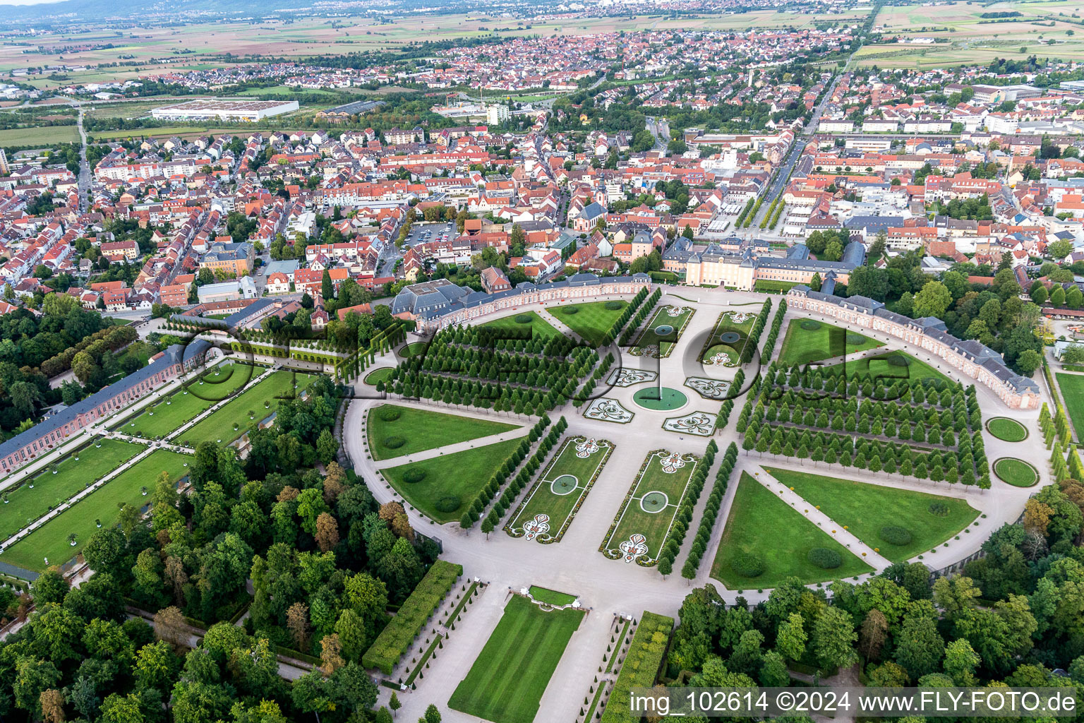 Schwetzingen dans le département Bade-Wurtemberg, Allemagne du point de vue du drone