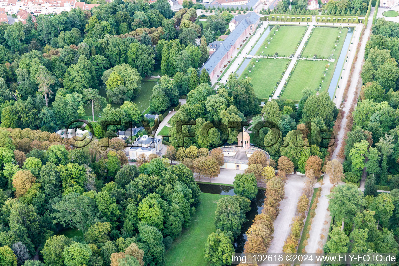 Schwetzingen dans le département Bade-Wurtemberg, Allemagne vu d'un drone