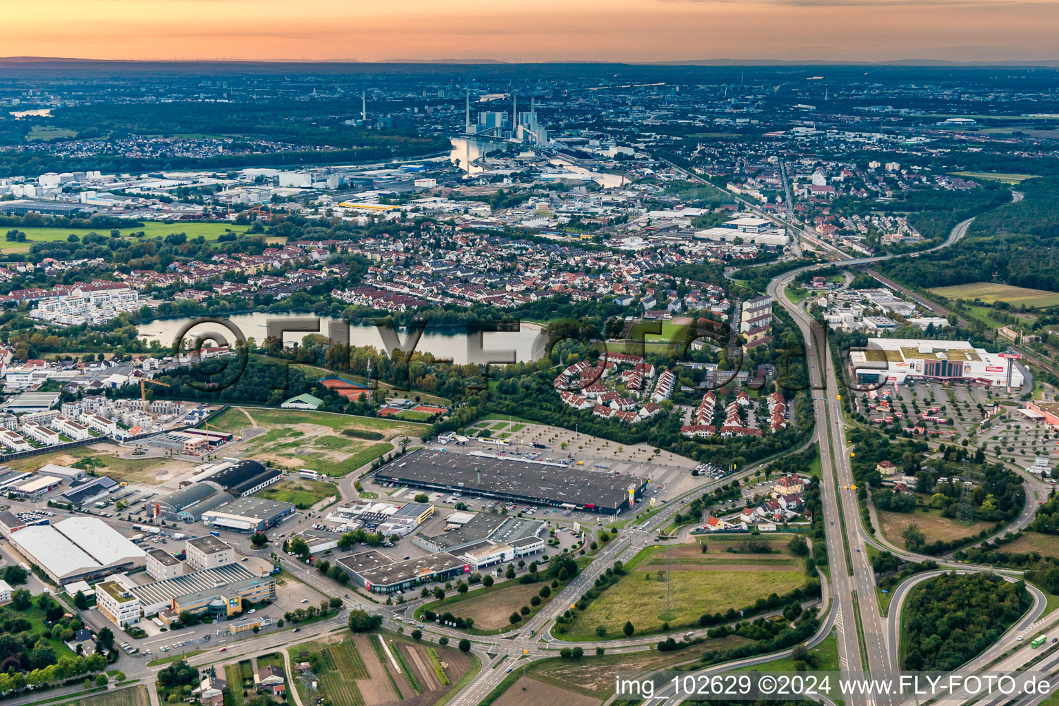 Vue aérienne de Du sud à le quartier Rheinau in Mannheim dans le département Bade-Wurtemberg, Allemagne