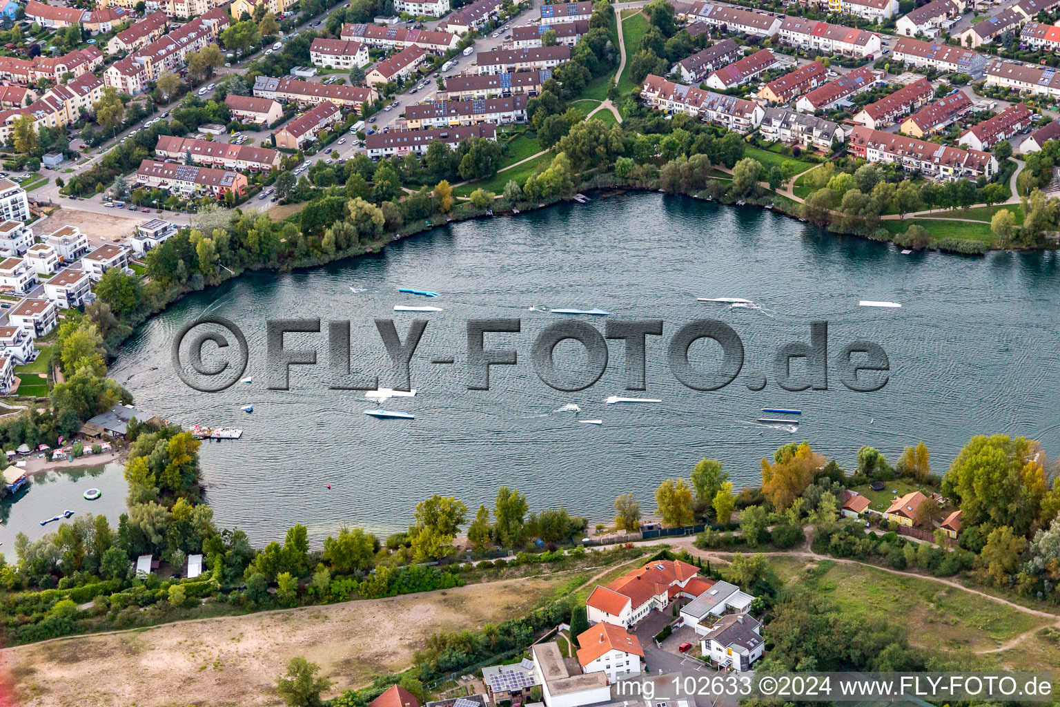 Vue aérienne de Installations de ski nautique et de wakeboard sur le lac Rheinau à le quartier Rheinau in Mannheim dans le département Bade-Wurtemberg, Allemagne