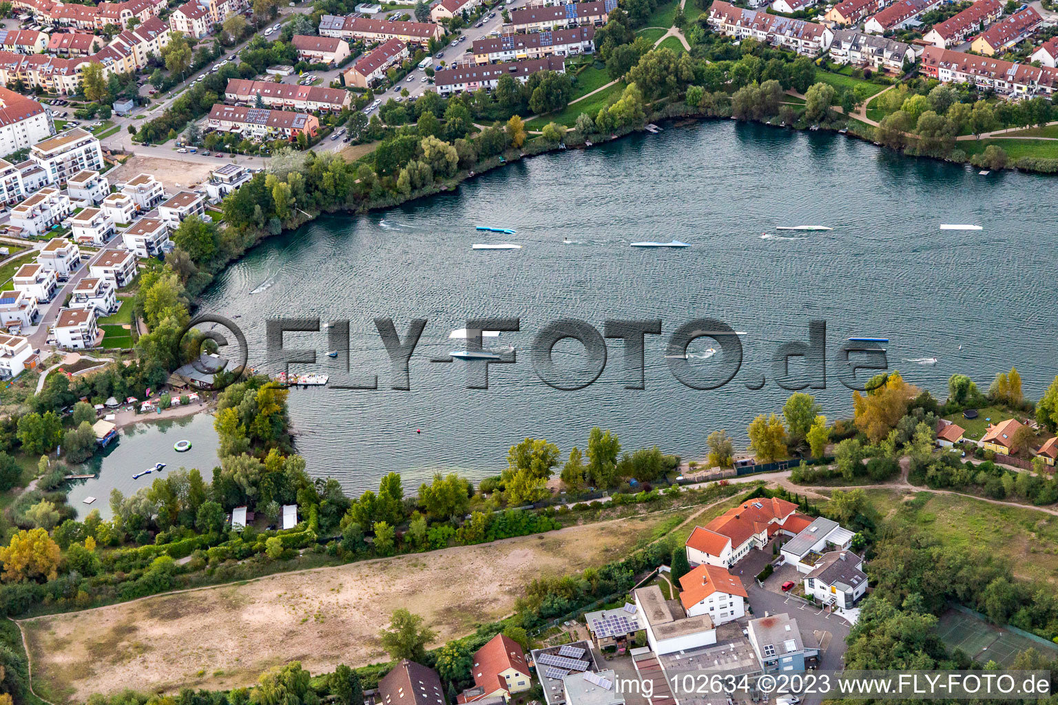 Vue aérienne de Installations de ski nautique et de wakeboard sur le lac Rheinau à le quartier Rheinau in Mannheim dans le département Bade-Wurtemberg, Allemagne