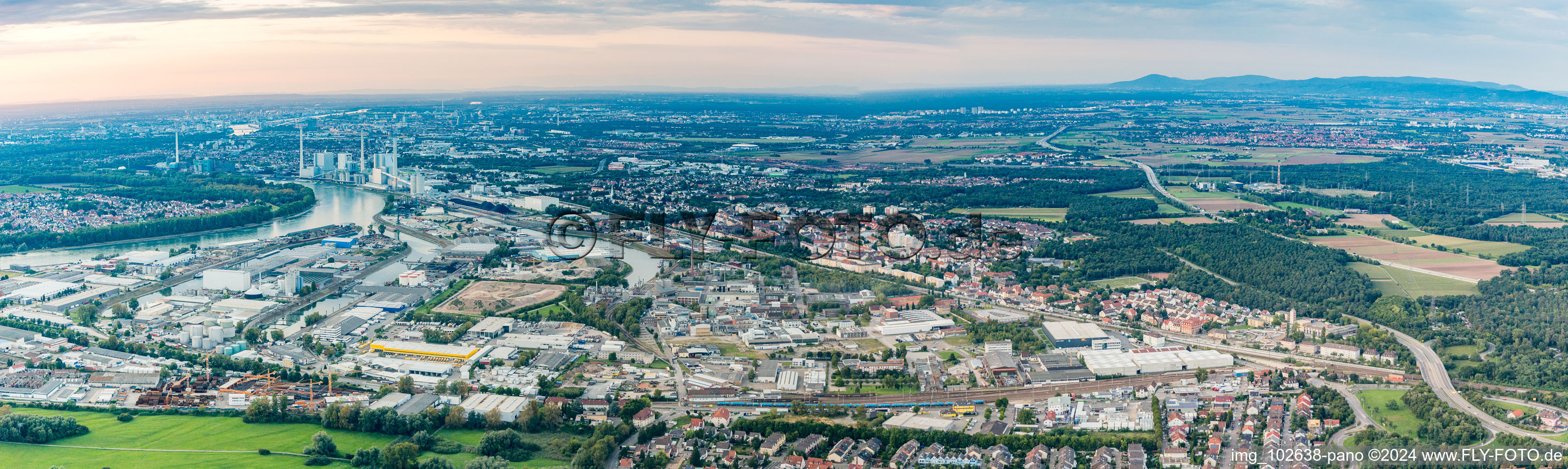 Vue aérienne de Panorama - quais en perspective et postes d'amarrage sur le bassin du port intérieur de Rheinauhafen sur le Rhin avec le terrain de Rhein-Chemie Rheinau GmbH à le quartier Rheinau in Mannheim dans le département Bade-Wurtemberg, Allemagne