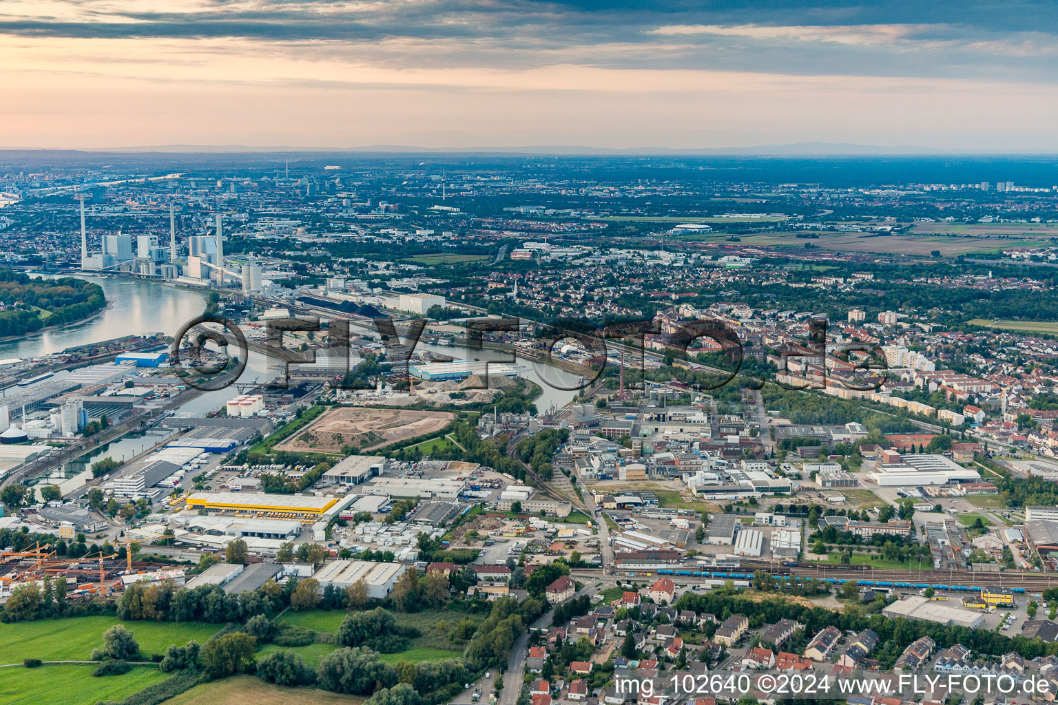 Rheinauhafen à le quartier Rheinau in Mannheim dans le département Bade-Wurtemberg, Allemagne vue du ciel