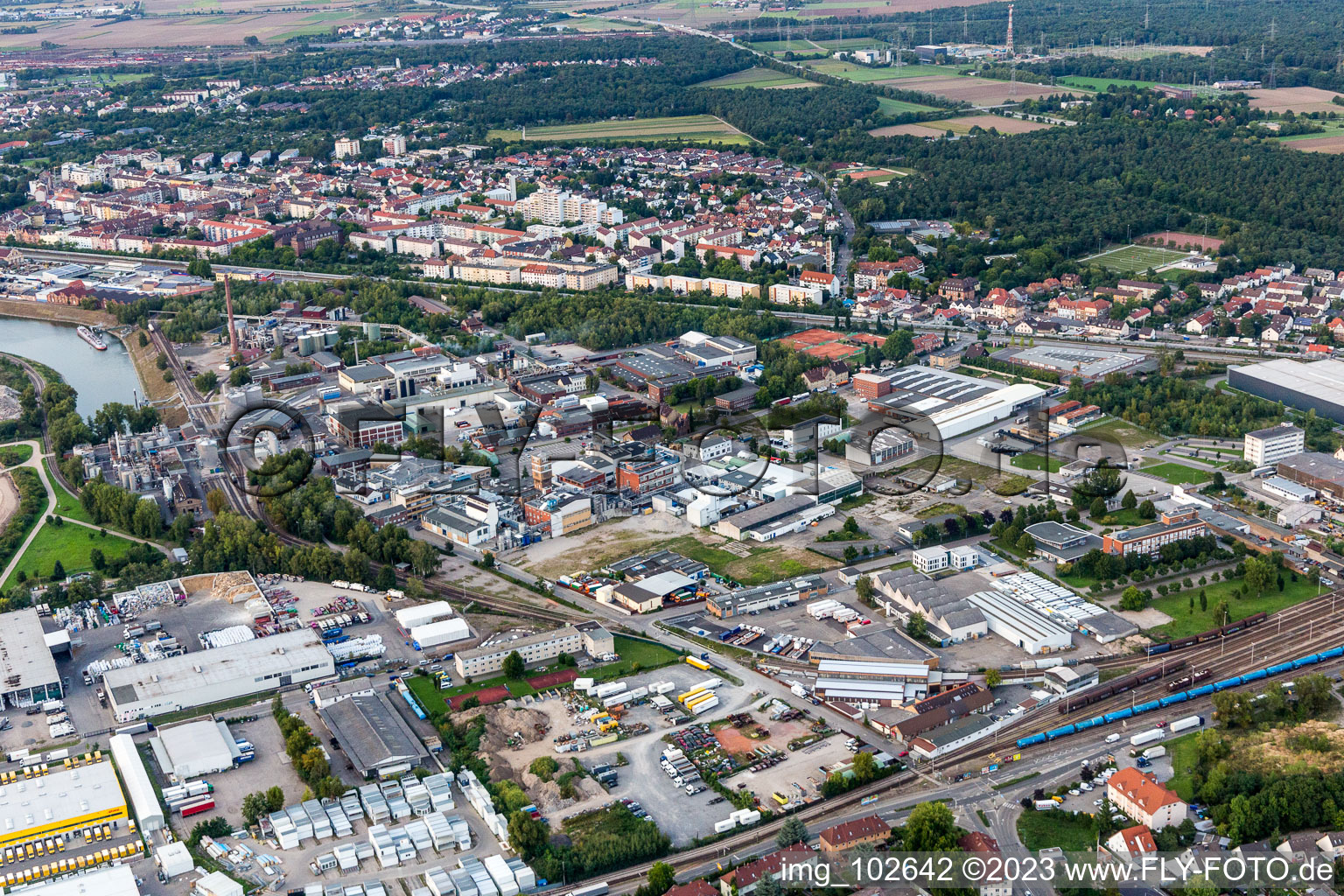 Vue aérienne de Produits chimiques TIB à le quartier Rheinau in Mannheim dans le département Bade-Wurtemberg, Allemagne