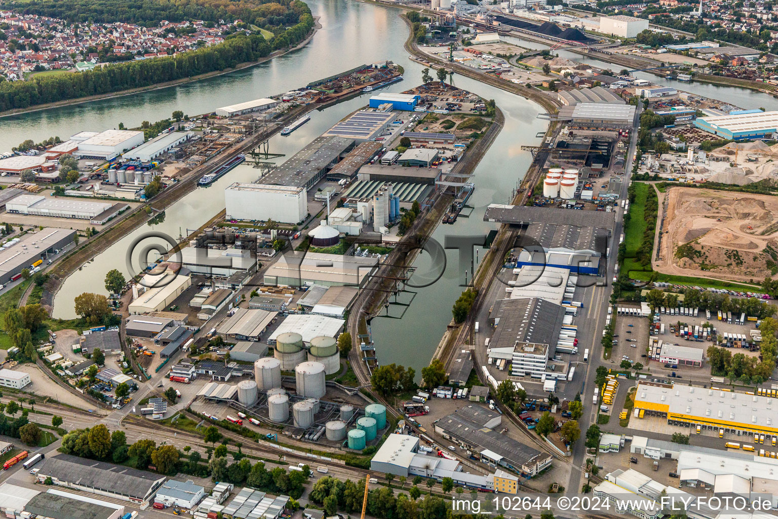 Photographie aérienne de Installations de quai et postes d'amarrage pour navires dans le bassin du port intérieur de Rheinauhafen sur le Rhin à le quartier Rheinau in Mannheim dans le département Bade-Wurtemberg, Allemagne