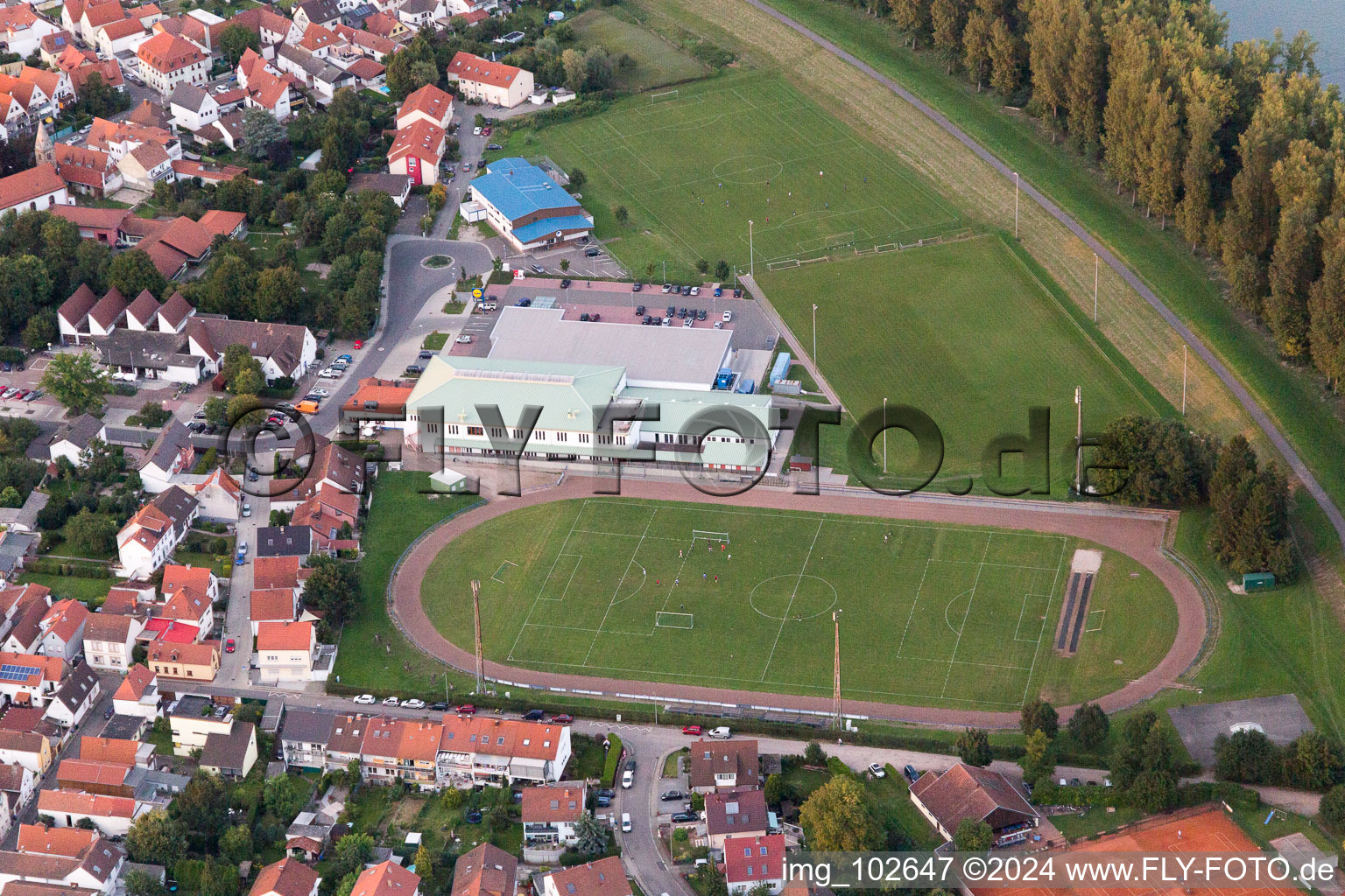 Altrip dans le département Rhénanie-Palatinat, Allemagne du point de vue du drone