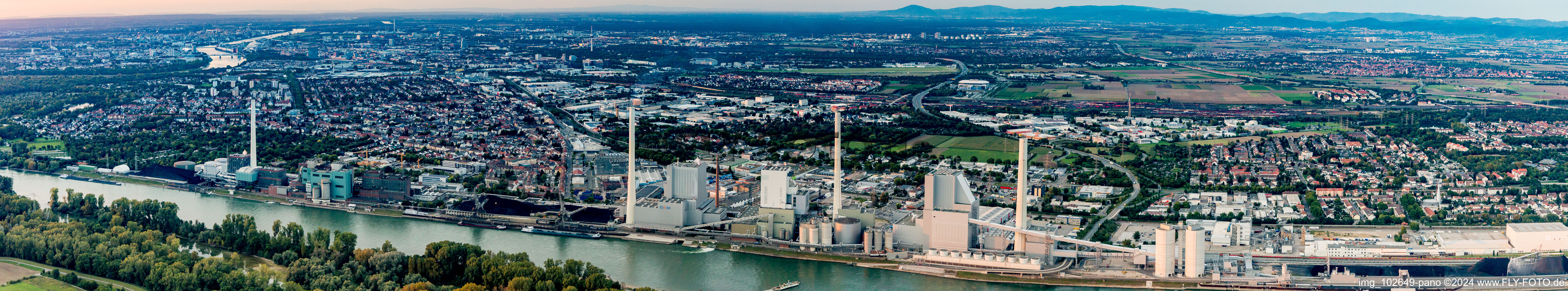 Vue aérienne de Panorama de la grande centrale électrique Mannheim sur le Rhin à le quartier Neckarau in Mannheim dans le département Bade-Wurtemberg, Allemagne