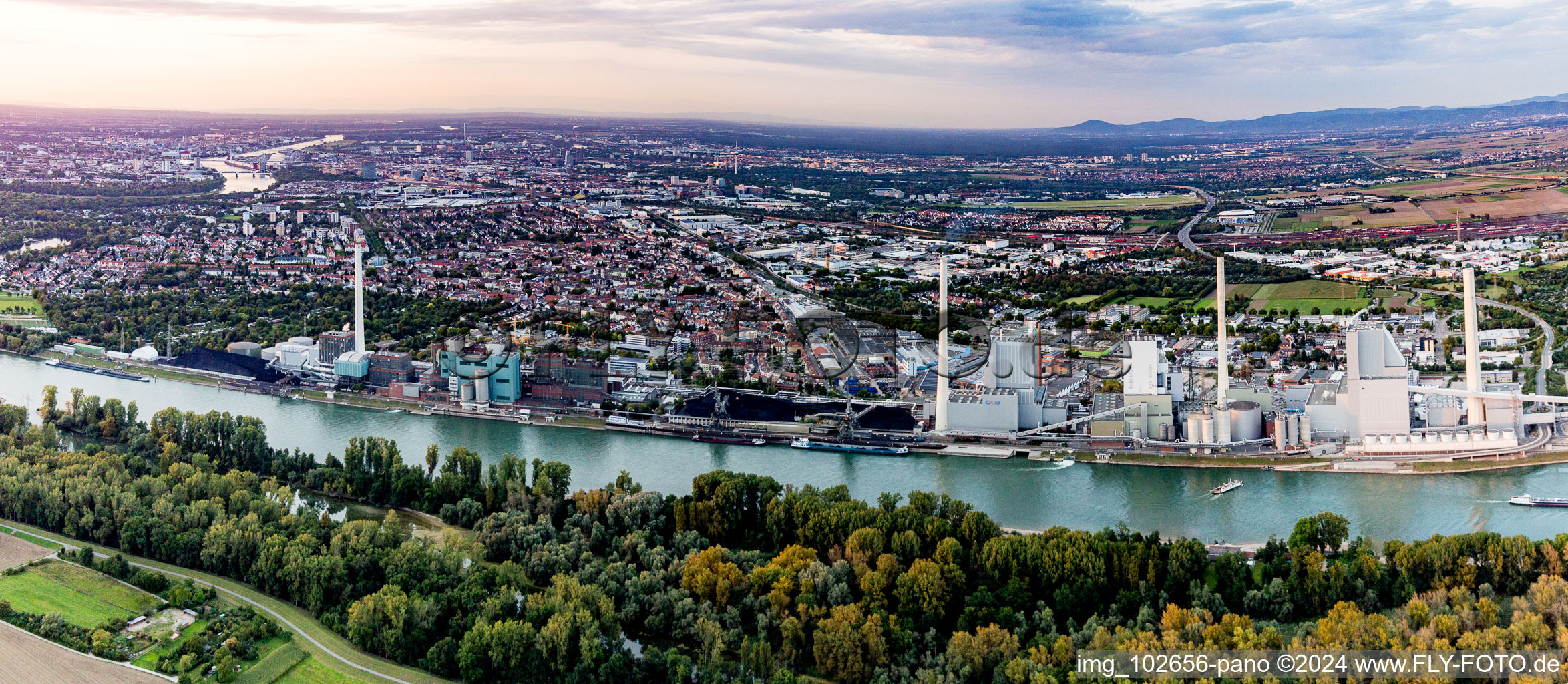 Vue aérienne de Grande centrale électrique Mannheim sur le Rhin à Neckarau à le quartier Neckarau in Mannheim dans le département Bade-Wurtemberg, Allemagne