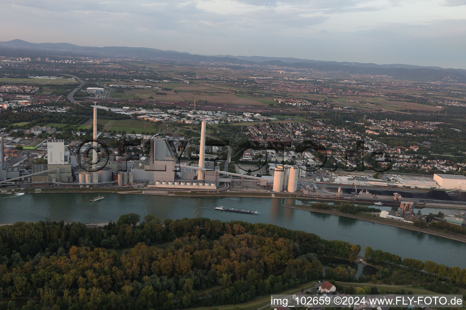 Vue aérienne de Grande centrale électrique Mannheim sur le Rhin à Neckarau à le quartier Neckarau in Mannheim dans le département Bade-Wurtemberg, Allemagne