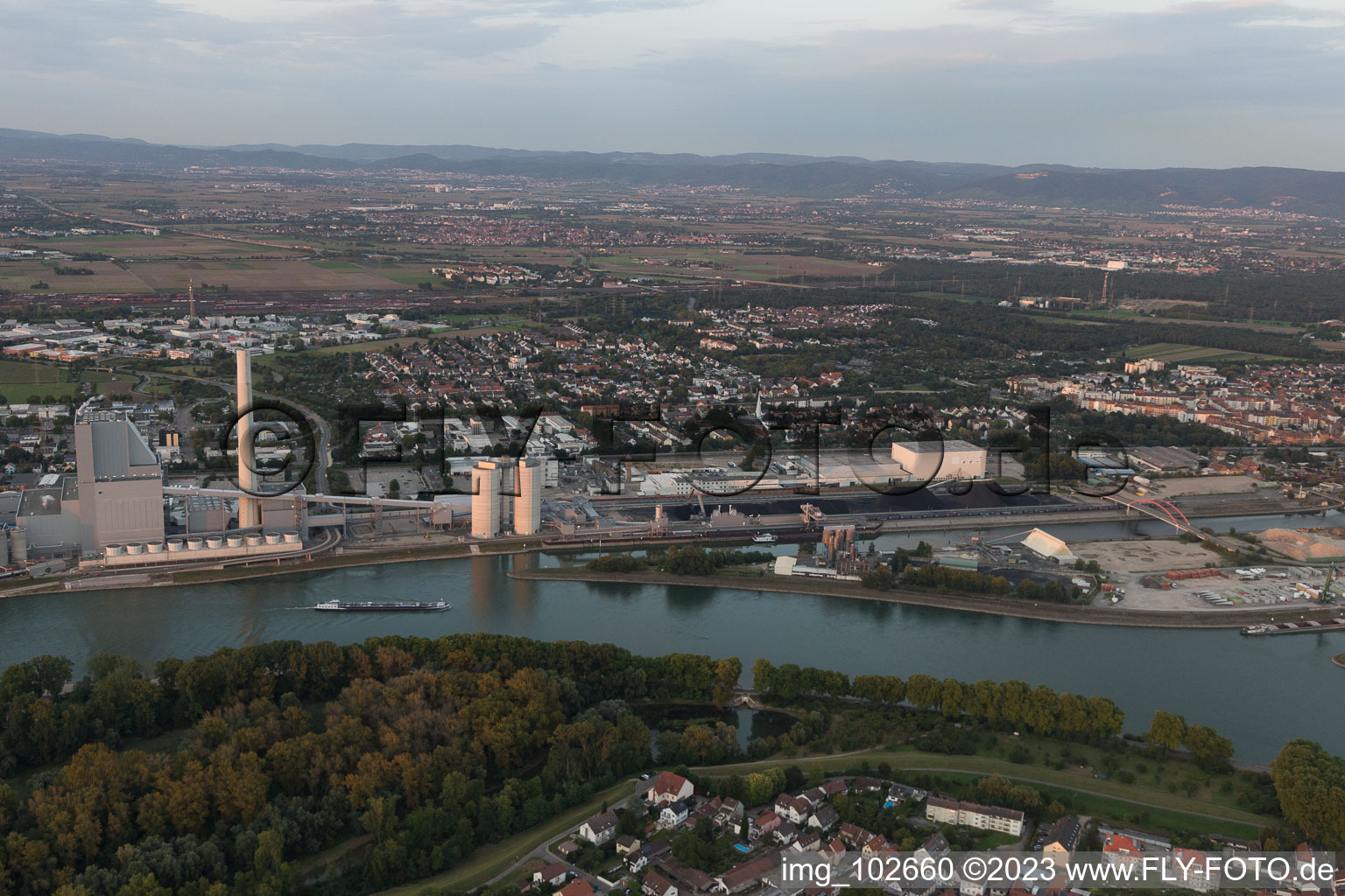 Photographie aérienne de Grande centrale électrique Mannheim sur le Rhin à Neckarau à le quartier Neckarau in Mannheim dans le département Bade-Wurtemberg, Allemagne
