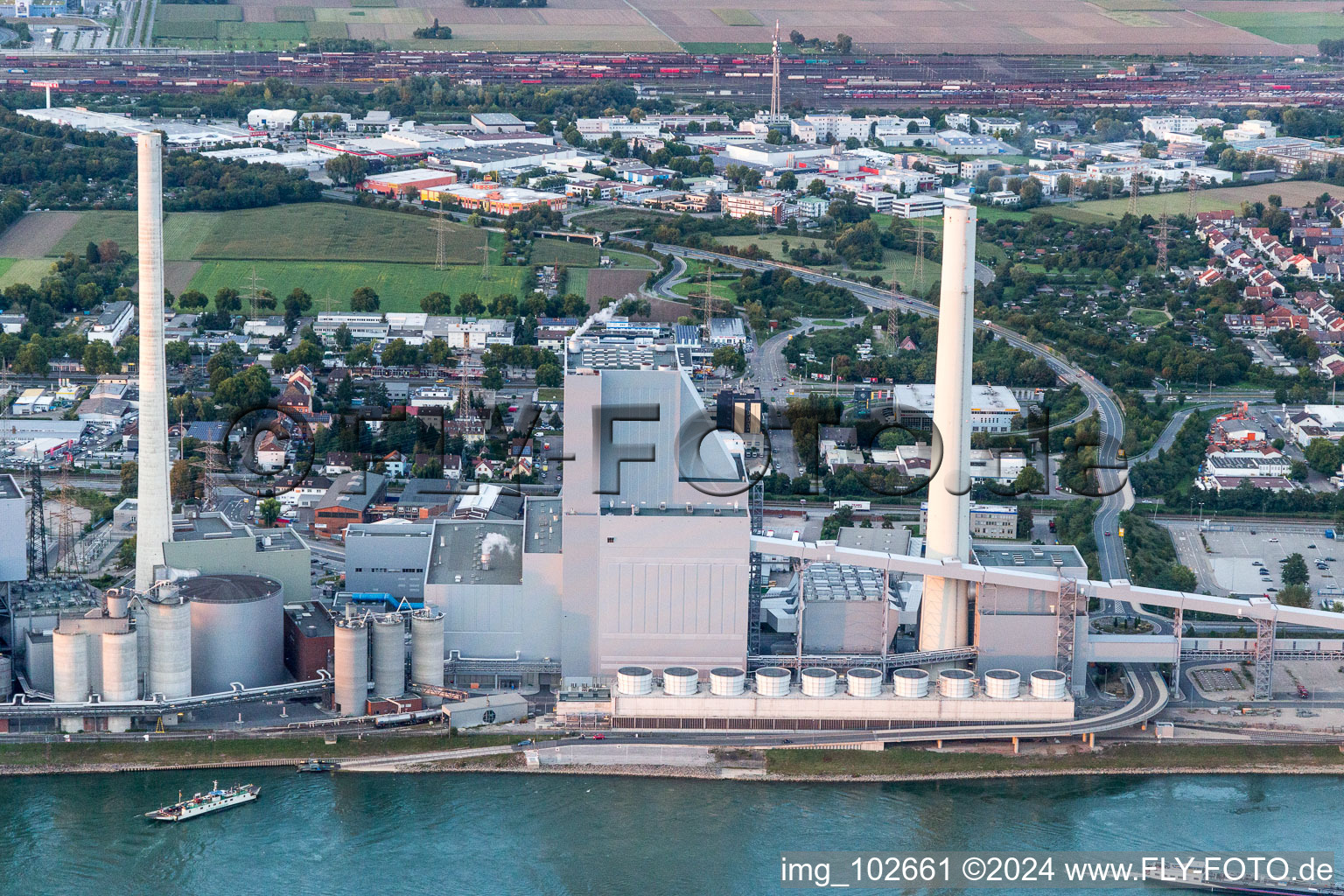 Vue aérienne de Grande centrale électrique Mannheim sur le Rhin près de Neckarau à le quartier Rheinau in Mannheim dans le département Bade-Wurtemberg, Allemagne