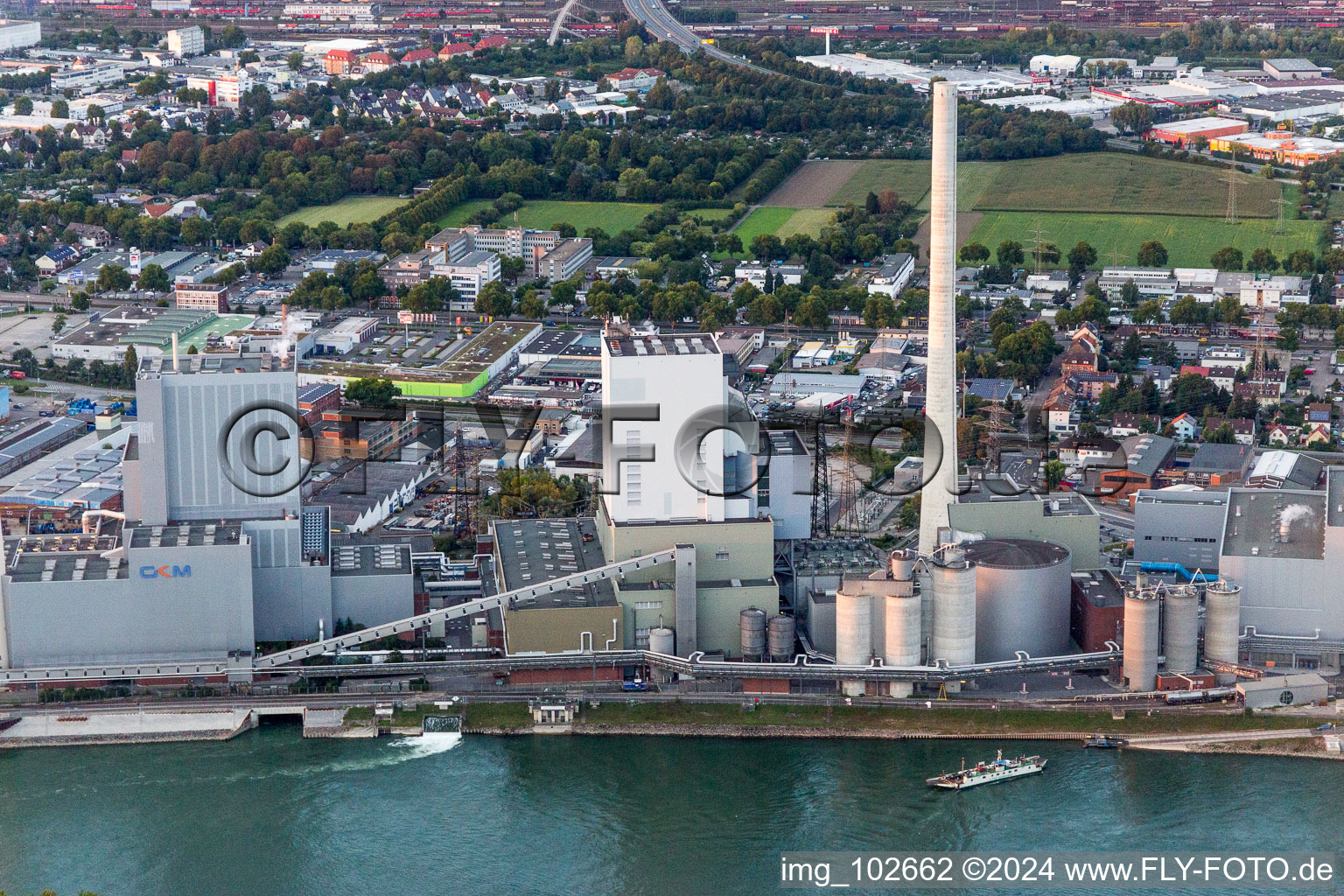 Vue aérienne de Grande centrale électrique Mannheim sur le Rhin près de Neckarau à le quartier Rheinau in Mannheim dans le département Bade-Wurtemberg, Allemagne