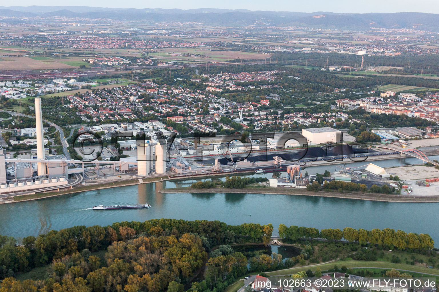 Photographie aérienne de Grande centrale électrique Mannheim sur le Rhin près de Neckarau à le quartier Rheinau in Mannheim dans le département Bade-Wurtemberg, Allemagne